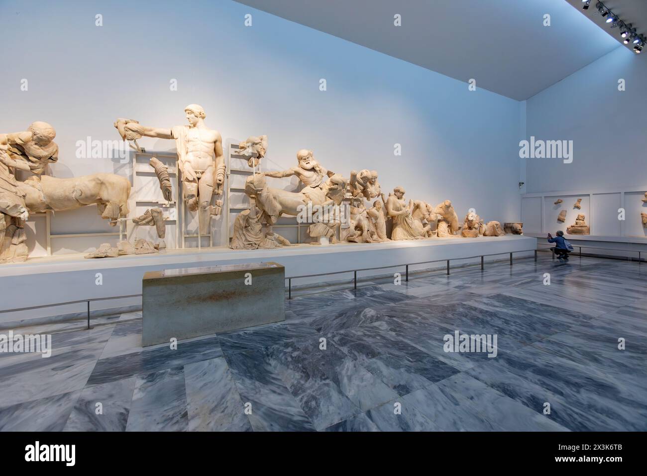 Le fronton ouest du temple de Zeus, musée archéologique d'Olympie, Grèce. Banque D'Images