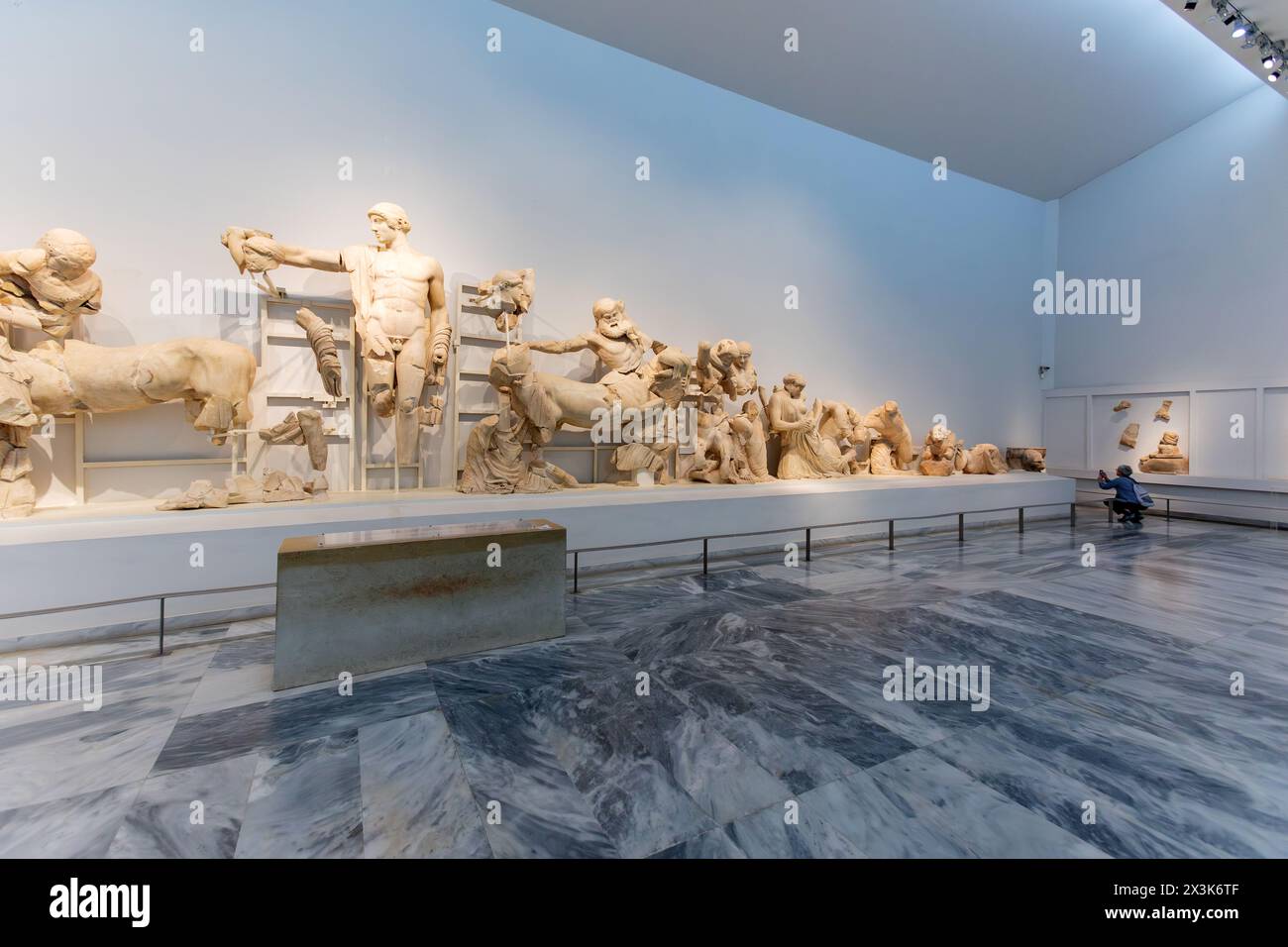 Le fronton ouest du temple de Zeus, musée archéologique d'Olympie, Grèce. Banque D'Images