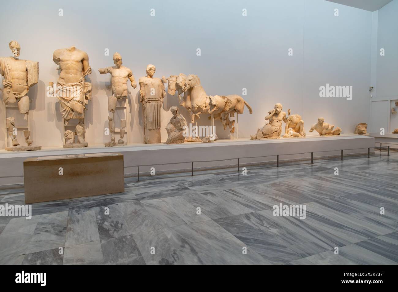Fronton est du temple de Zeus, musée archéologique d'Olympie, Grèce. Banque D'Images