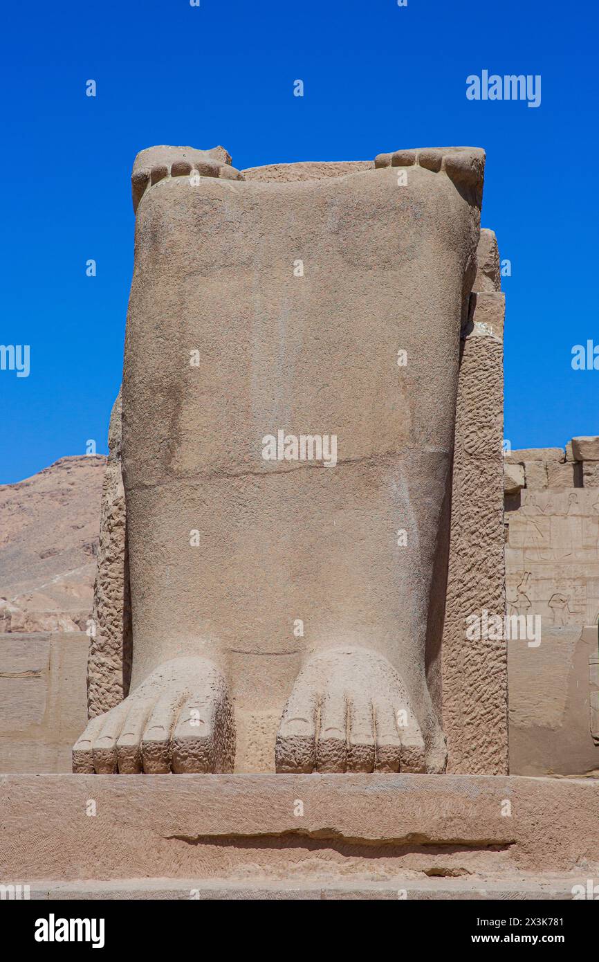 Les jambes de la reine Tuy, la mère du pharaon égyptien Ramsès II au Ramesseum sur la Cisjordanie de Louxor, en Égypte Banque D'Images