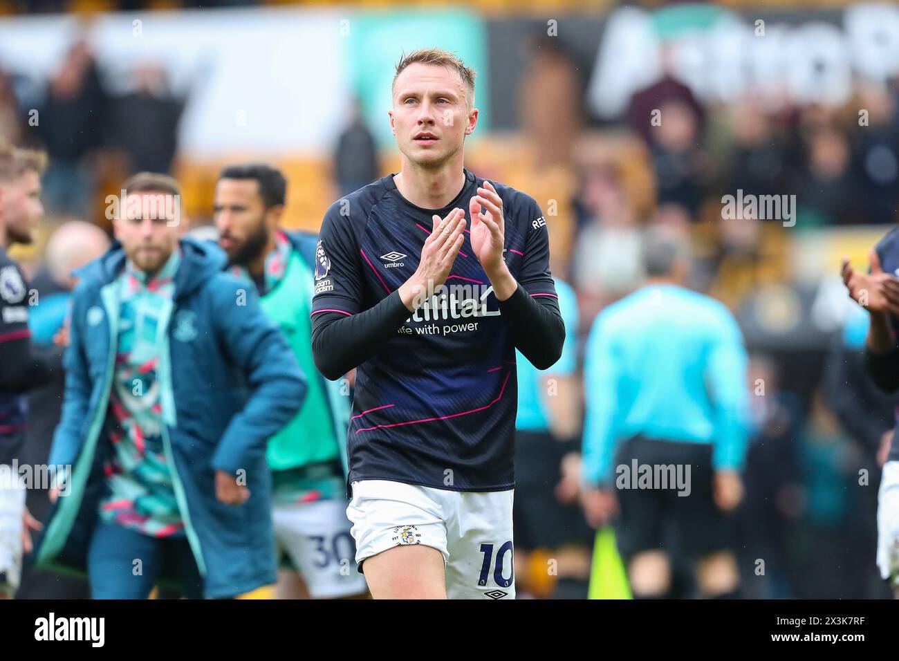 Cauley Woodrow de Luton Town applaudit les supporters après le match de premier League entre Wolverhampton Wanderers et Luton Town à Molineux, Wolverhampton, samedi 27 avril 2024. (Photo : Gustavo Pantano | mi News) crédit : MI News & Sport /Alamy Live News Banque D'Images