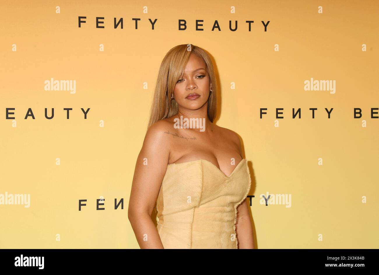 LOS ANGELES, CALIFORNIE - AVRIL 27 : Rihanna assiste à son événement beauté immersif en l'honneur du tout dernier lancement de Fenty Beauty, Soft'lit Naturally lu Banque D'Images