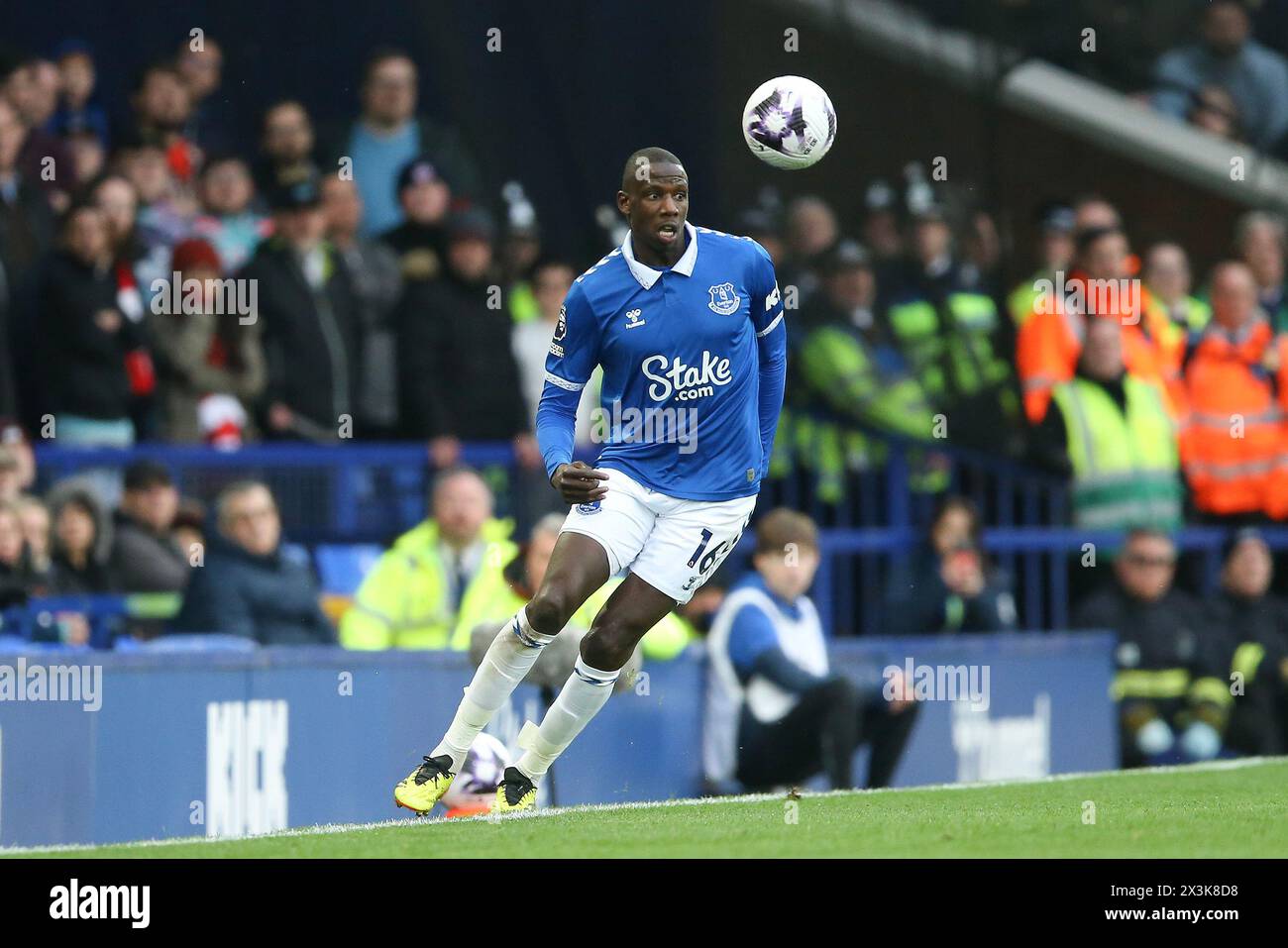 Liverpool, Royaume-Uni. 27 avril 2024. Abdoulaye Doucoure d'Everton. Premier League match, Everton v Brentford au Goodison Park à Liverpool le samedi 27 avril 2024. Cette image ne peut être utilisée qu'à des fins éditoriales. Usage éditorial exclusif, photo de Chris Stading/Andrew Orchard photographie sportive/Alamy Live News crédit : Andrew Orchard photographie sportive/Alamy Live News Banque D'Images