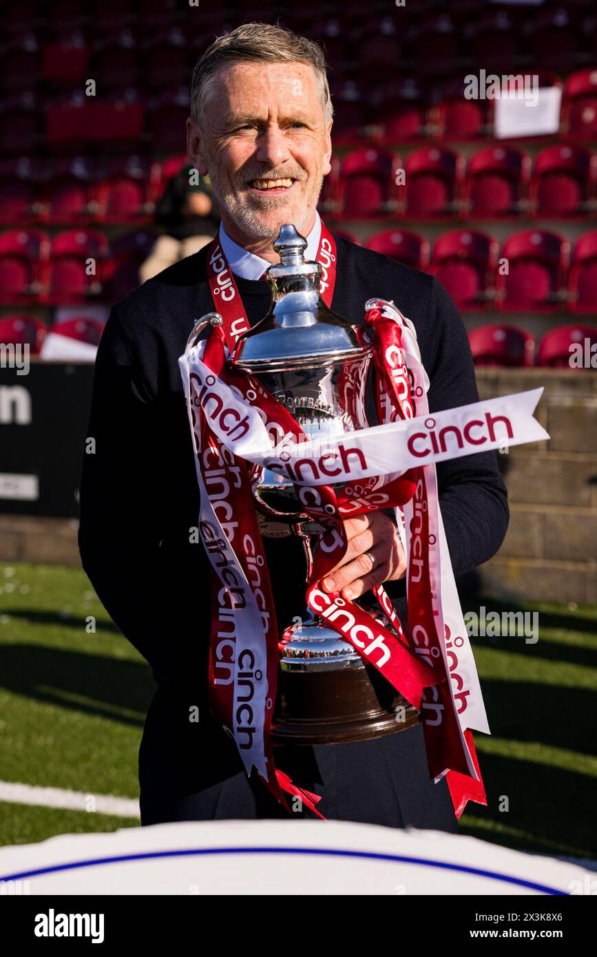 Stenhousemuir, Écosse. 27 avril 2024. Gary Naysmith (Stenhousemuir - Manager) célèbre avec le trophée de Ligue 2 Stenhousemuir vs Bonnyrigg Rose - Cinch League 2 crédit : Raymond Davies / Alamy Live News Banque D'Images