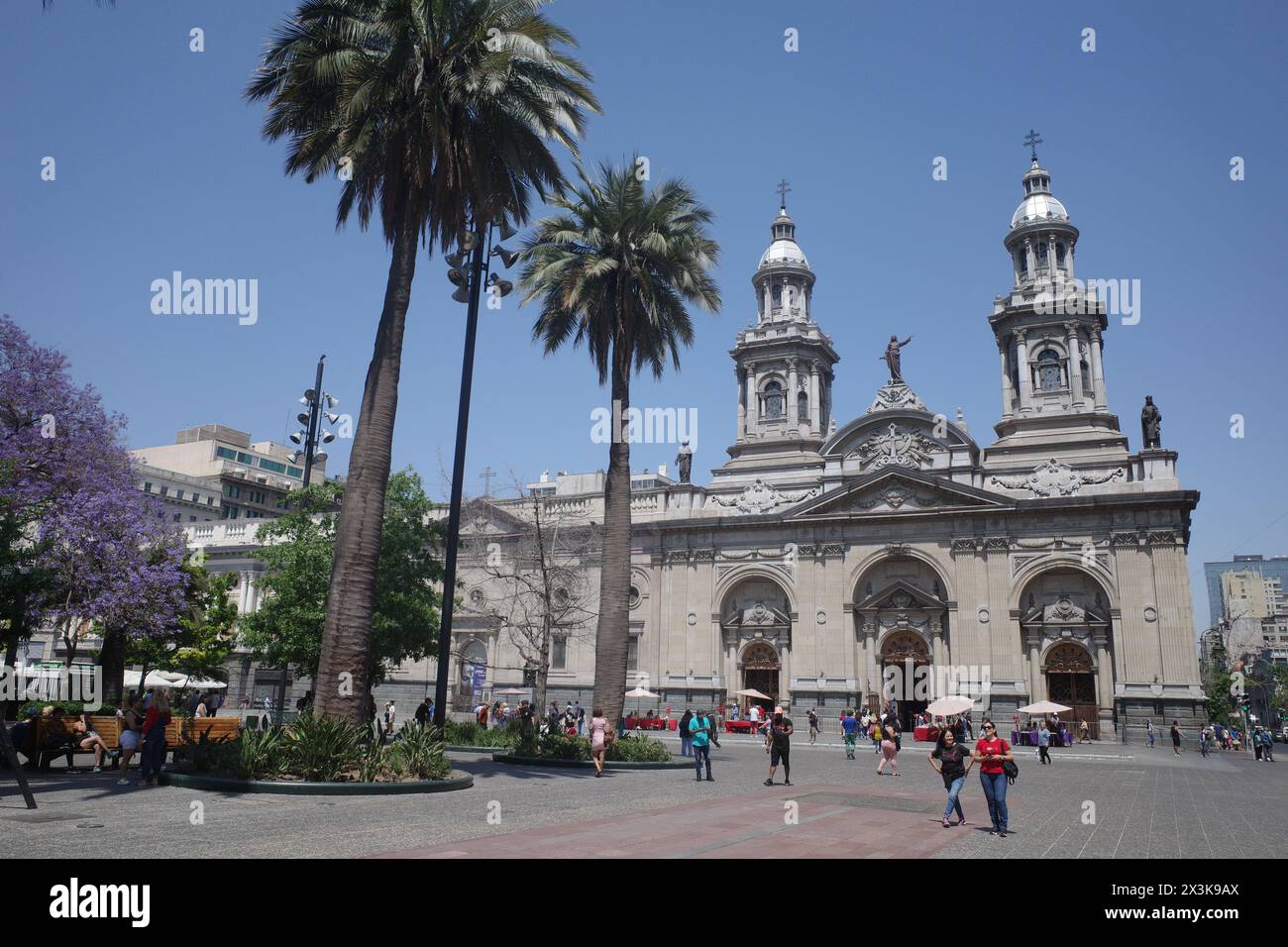 Santiago, Chili - 26 novembre 2023 : Cathédrale métropolitaine de Santiago et Plaza de Armas Banque D'Images