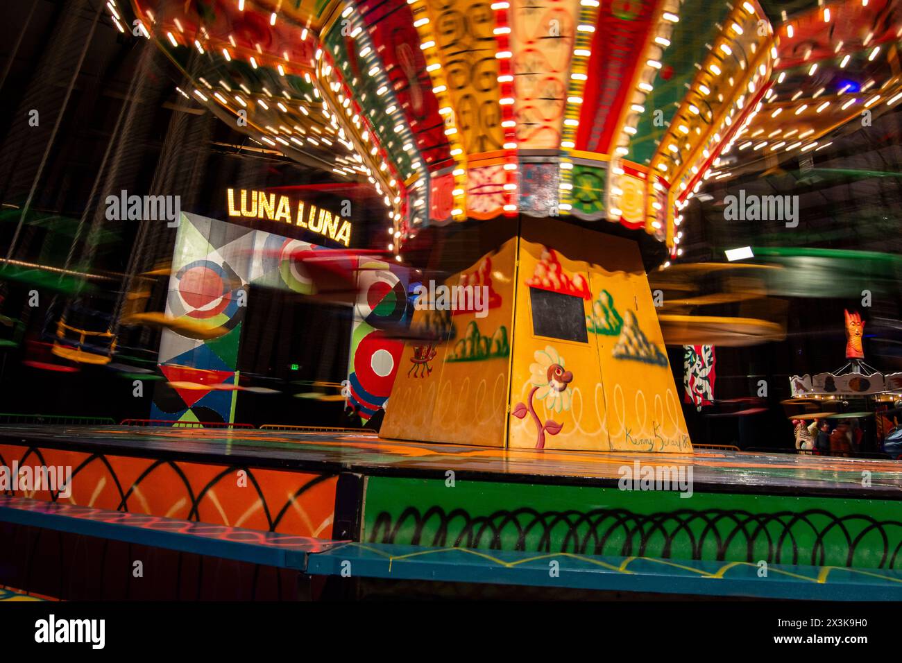 Le parc d'attractions artistique Luna Luna comprend une balançoire peinte signée par l'artiste New-yorkais Kenny Scharf. Banque D'Images