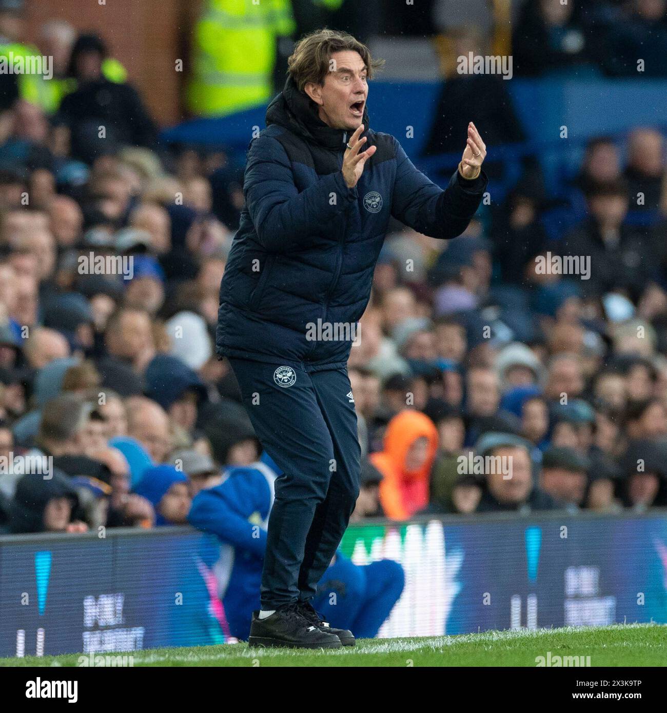 Le manager de Brentford Thomas Frank gesticulera lors du match de premier League entre Everton et Brentford au Goodison Park, Liverpool, samedi 27 avril 2024. (Photo : Mike Morese | mi News) crédit : MI News & Sport /Alamy Live News Banque D'Images