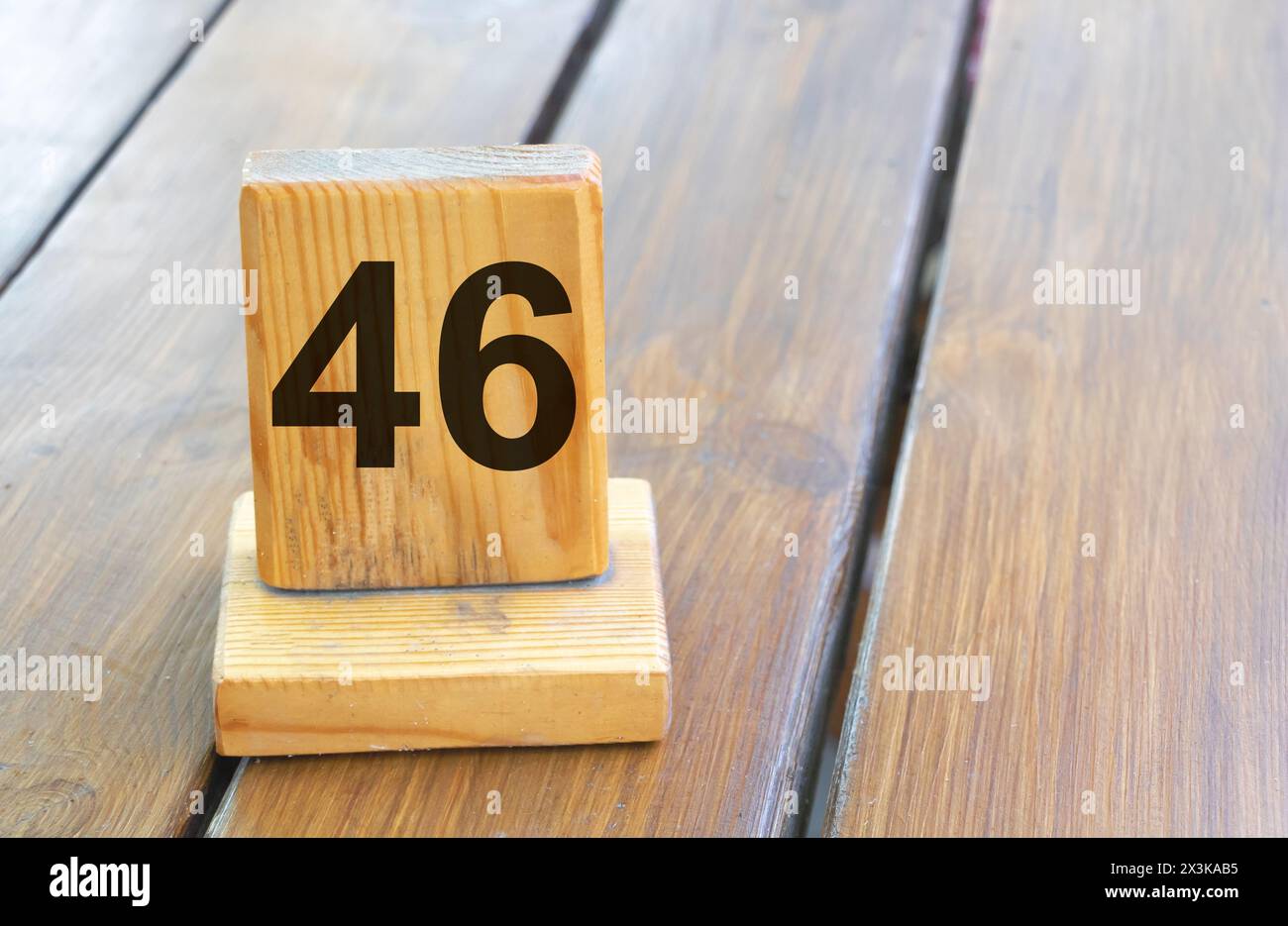 Numéro de priorité en bois 46 sur une languette de planche. Banque D'Images