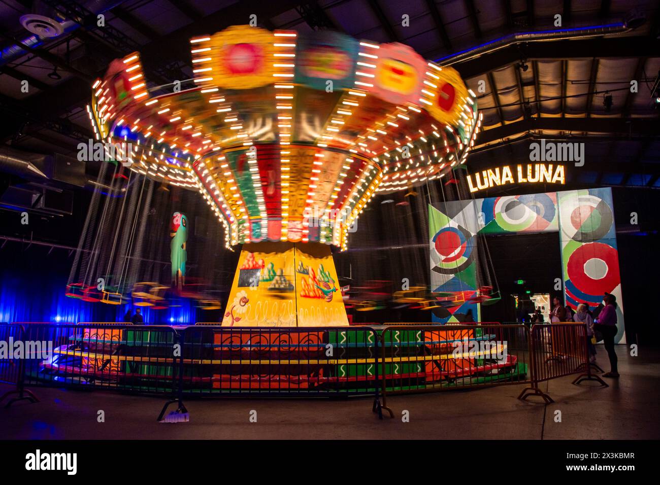 Le parc d'attractions Luna Luna art comprend une balançoire peinte par l'artiste New-yorkais Kenny Scharf. Banque D'Images