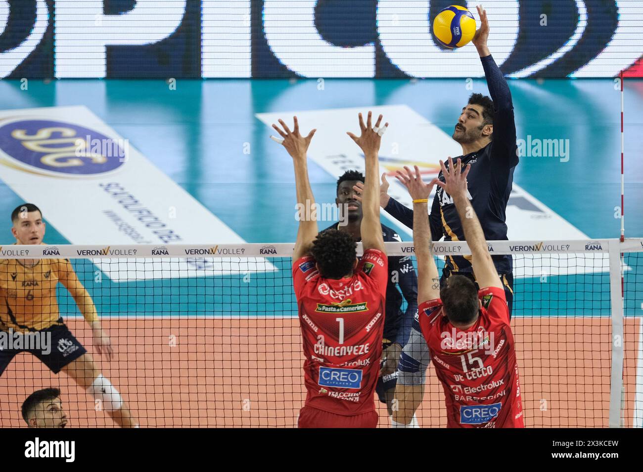 Attaque d'Amin Esmaeilnezhad de Rana Verona lors du match entre Rana Verona et Cucine Lube Civitanova, dernier match de la Challenge Cup of Superlega Italian Volleball Championship 2023/2024 à Pala AGSM-AIM le 27 avril 2024, Vérone, Italie. Banque D'Images