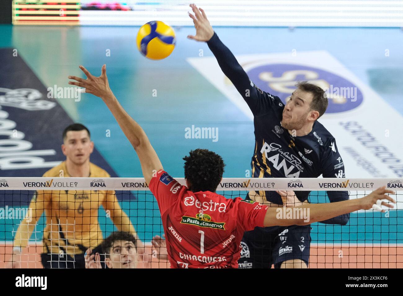 Attaque de Lorenzo cortesia de Rana Verona lors du match entre Rana Verona et Cucine Lube Civitanova, dernier match de la Challenge Cup of Superlega Italian Volleball Championship 2023/2024 au Pala AGSM-AIM le 27 avril 2024, Vérone, Italie. Banque D'Images