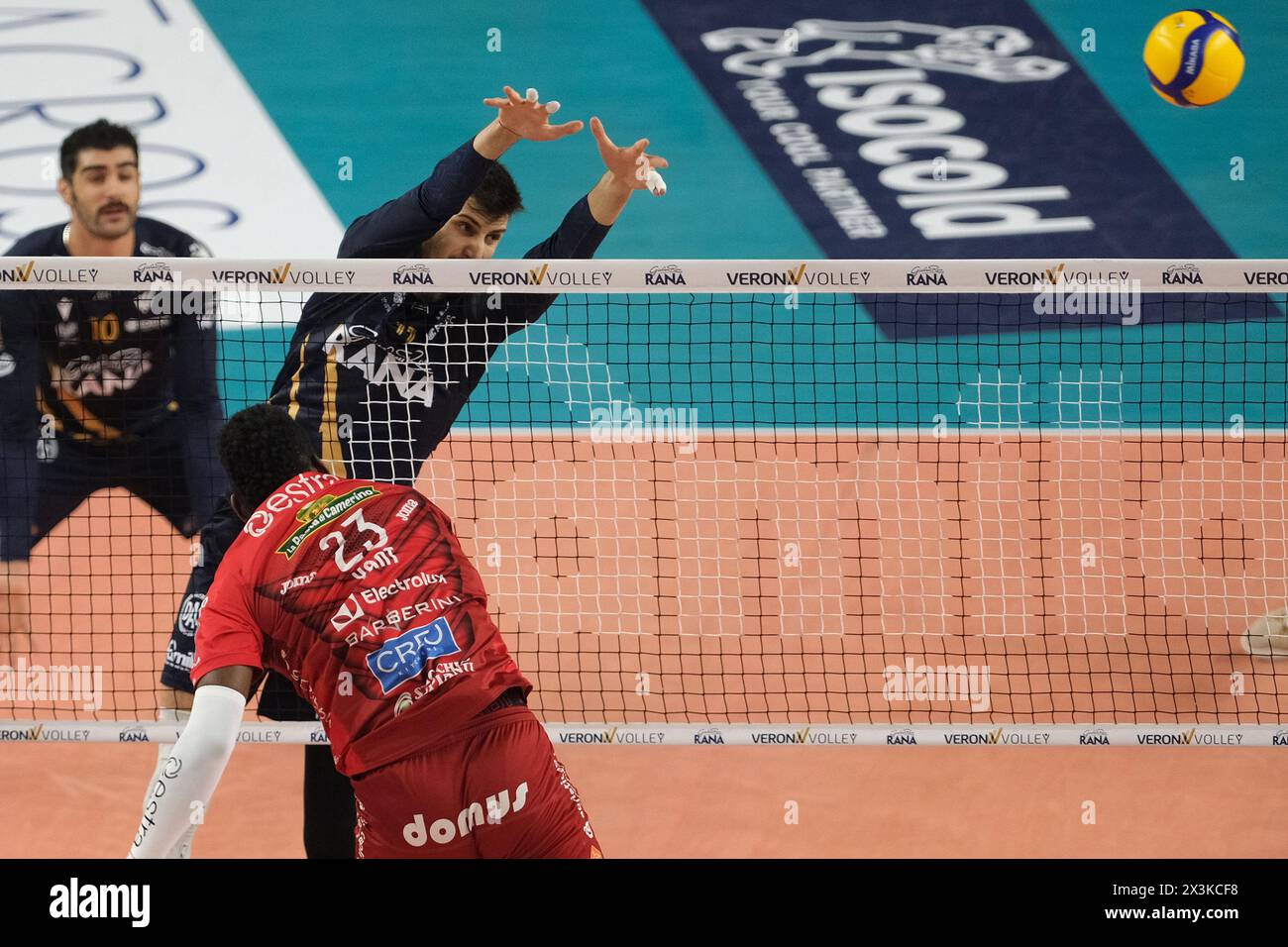 Bloc d'Aleks Grozdanov de Rana Verona lors du match entre Rana Verona et Cucine Lube Civitanova, dernier match de la Challenge Cup of Superlega Italian Volleball Championship 2023/2024 à Pala AGSM-AIM le 27 avril 2024, Vérone, Italie. Banque D'Images