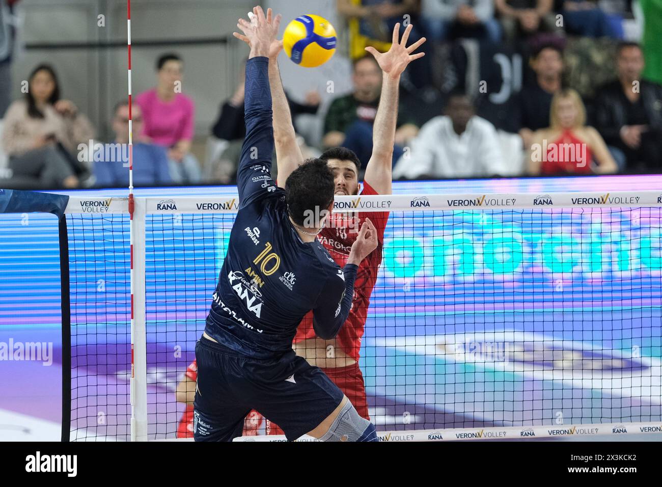 Bloc de Adis Lugumdzija de Cucine Lube Civitanova pendant le match entre Rana Verona et Cucine Lube Civitanova, dernier match de la Challenge Cup of Superlega Italian Volleball Championship 2023/2024 au Pala AGSM-AIM le 27 avril 2024, Vérone, Italie. Banque D'Images