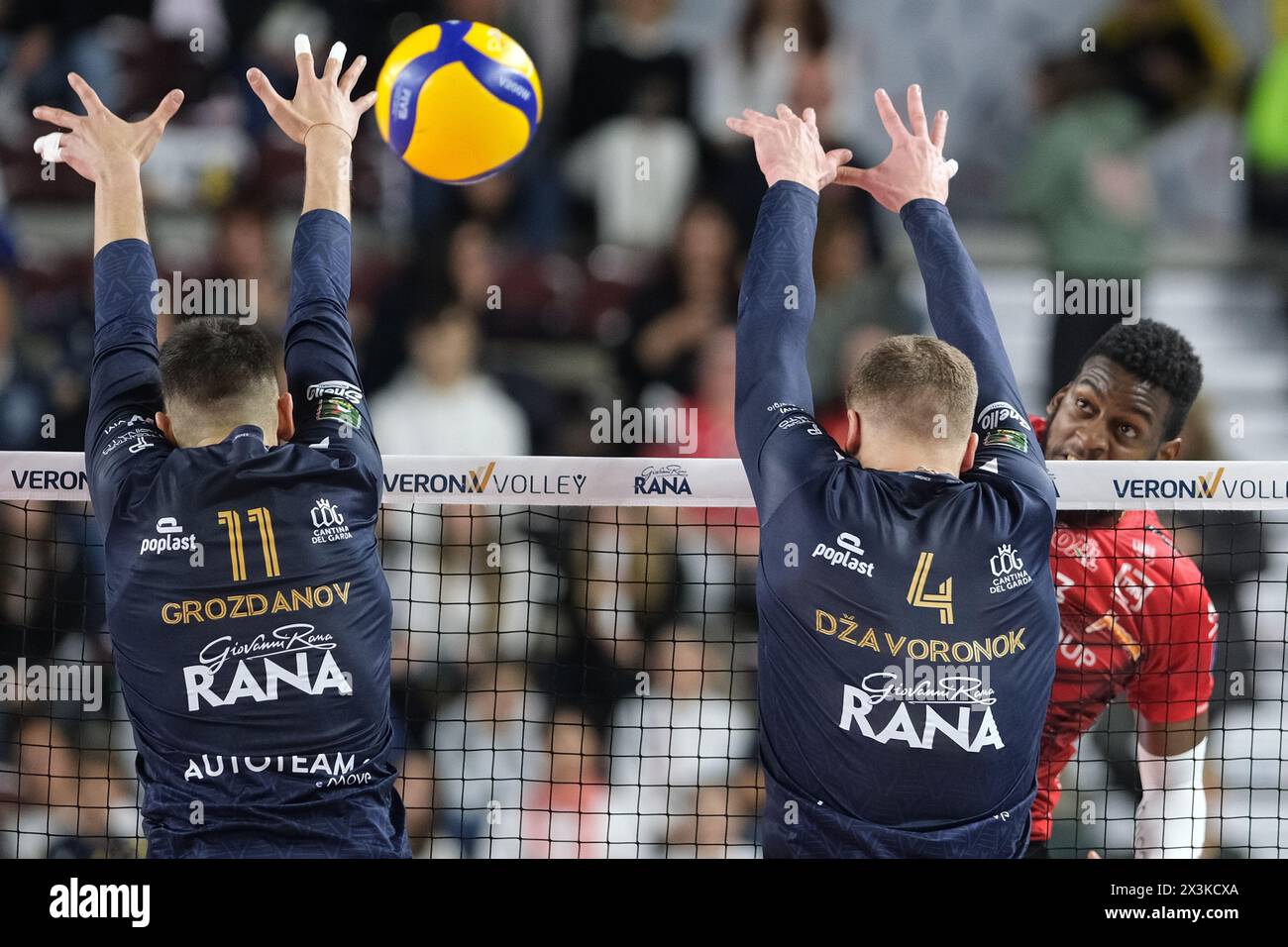 Spike de Marlon Yant de Cucine Lube Civitanova lors du match entre Rana Verona et Cucine Lube Civitanova, dernier match de la Challenge Cup of Superlega Italian Volleball Championship 2023/2024 au Pala AGSM-AIM le 27 avril 2024, Vérone, Italie. Banque D'Images