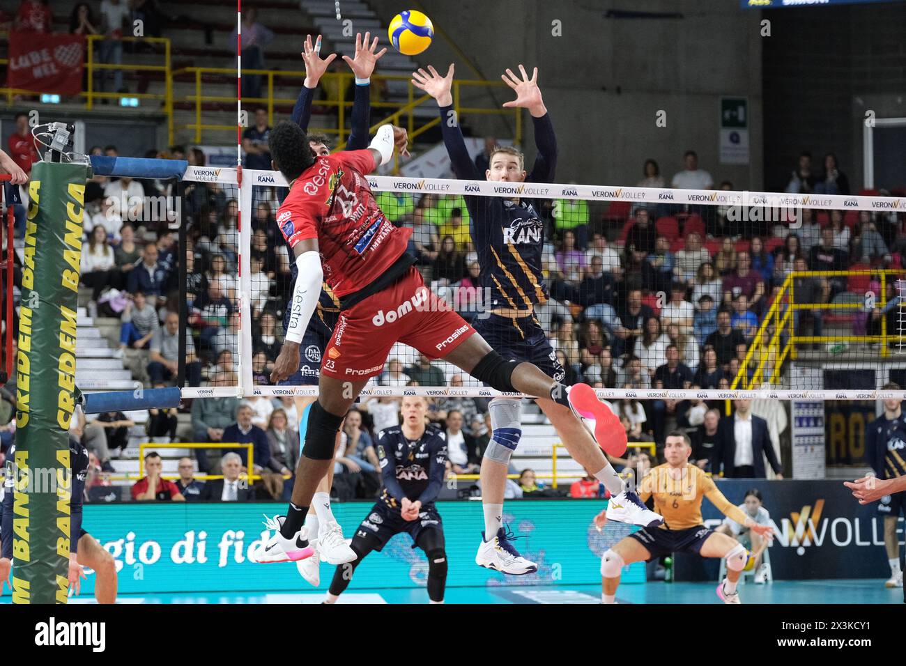 Bloc de Lorenzo Cortesia de Rana Verona lors du match entre Rana Verona et Cucine Lube Civitanova, dernier match de la Challenge Cup of Superlega Italian Volleball Championship 2023/2024 au Pala AGSM-AIM le 27 avril 2024, Vérone, Italie. Banque D'Images