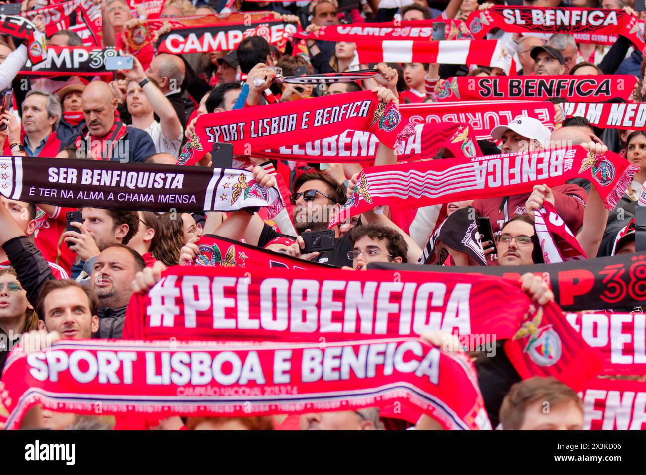 Lisbonne, Portugal. 27 avril 2024. Lisbonne, Portugal, avril 27 2024 : les fans de SL Benfica avant le match de Liga Portugal entre SL Benfica et SC Braga à l'Estadio da Luz à Lisbonne, Portugal. (Pedro Porru/SPP) crédit : SPP Sport Press photo. /Alamy Live News Banque D'Images