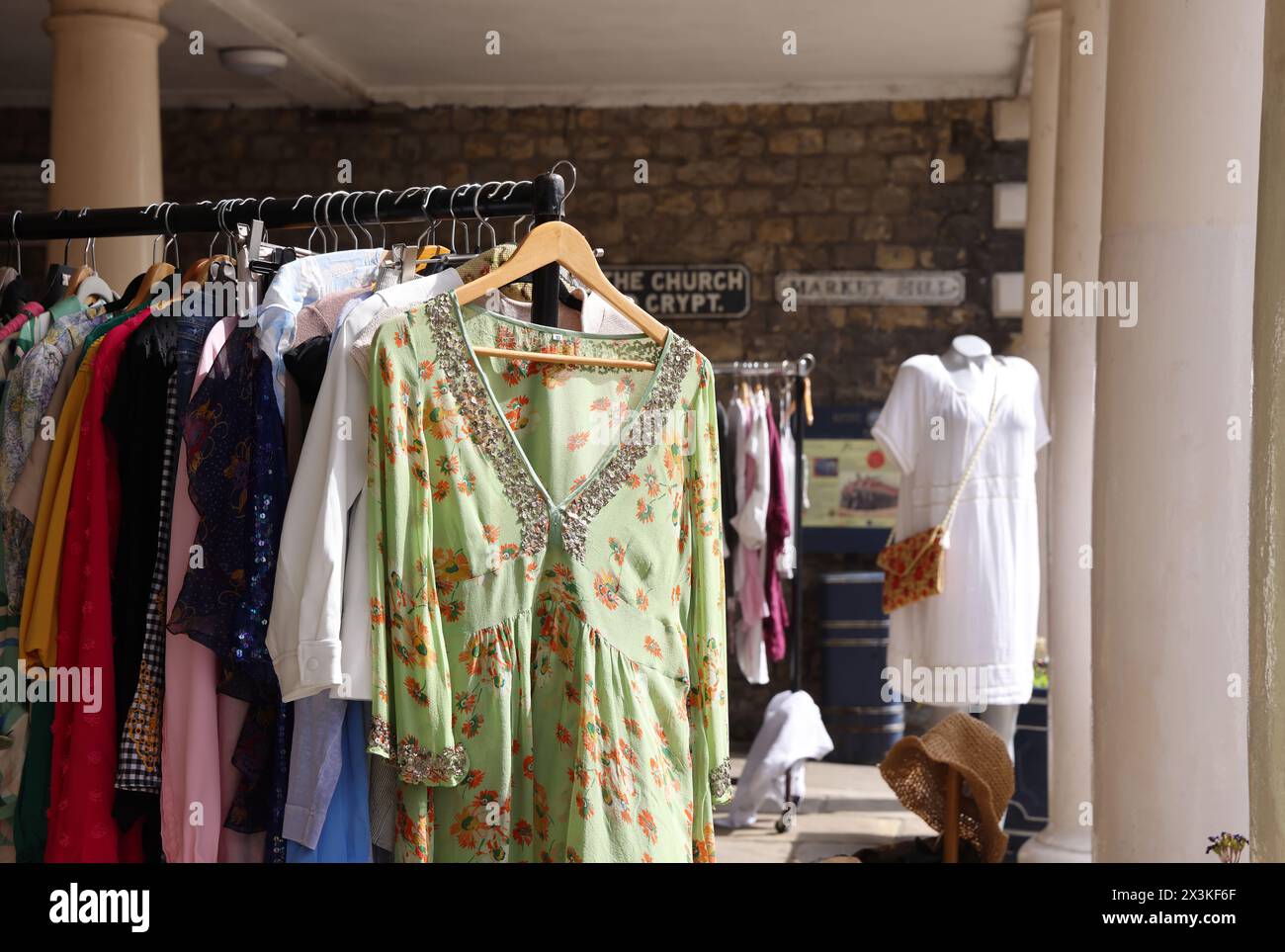 Magasins indépendants et entreprises sur la rue éclectique High Street dans le port historique et la ville côtière Hythe, dans le Kent, Royaume-Uni Banque D'Images