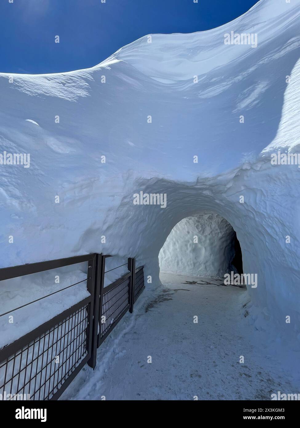 Haute-Savoie, France : tunnel de glace au sommet de L’aiguille du midi, la plus haute flèche (3,842 m) des aiguilles de Chamonix dans le massif du Mont Blanc Banque D'Images