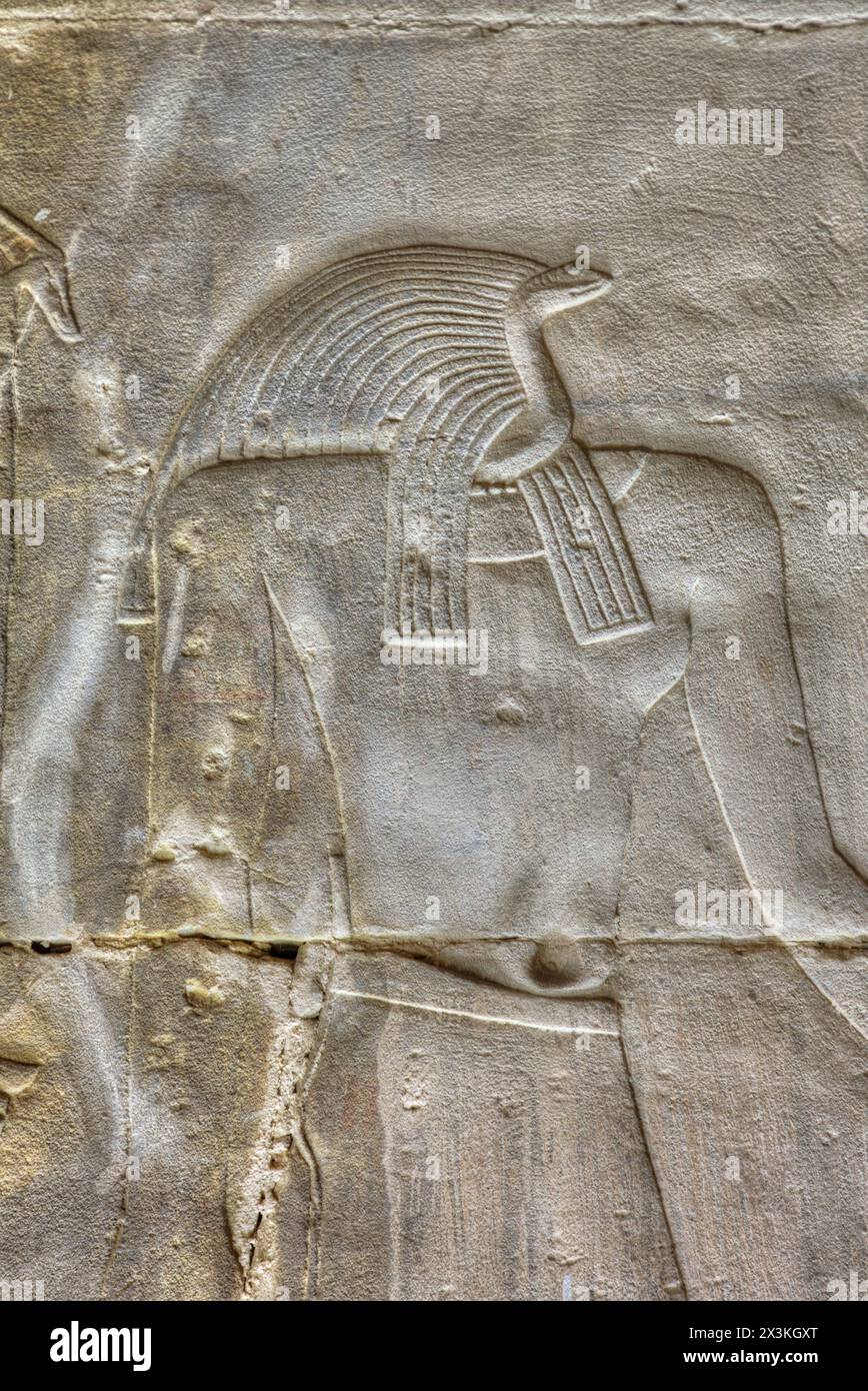 Dieu serpent Apophis, bas reliefs, Sanctuaire d'Horus, Temple d'Horus, Edfu, Égypte Banque D'Images