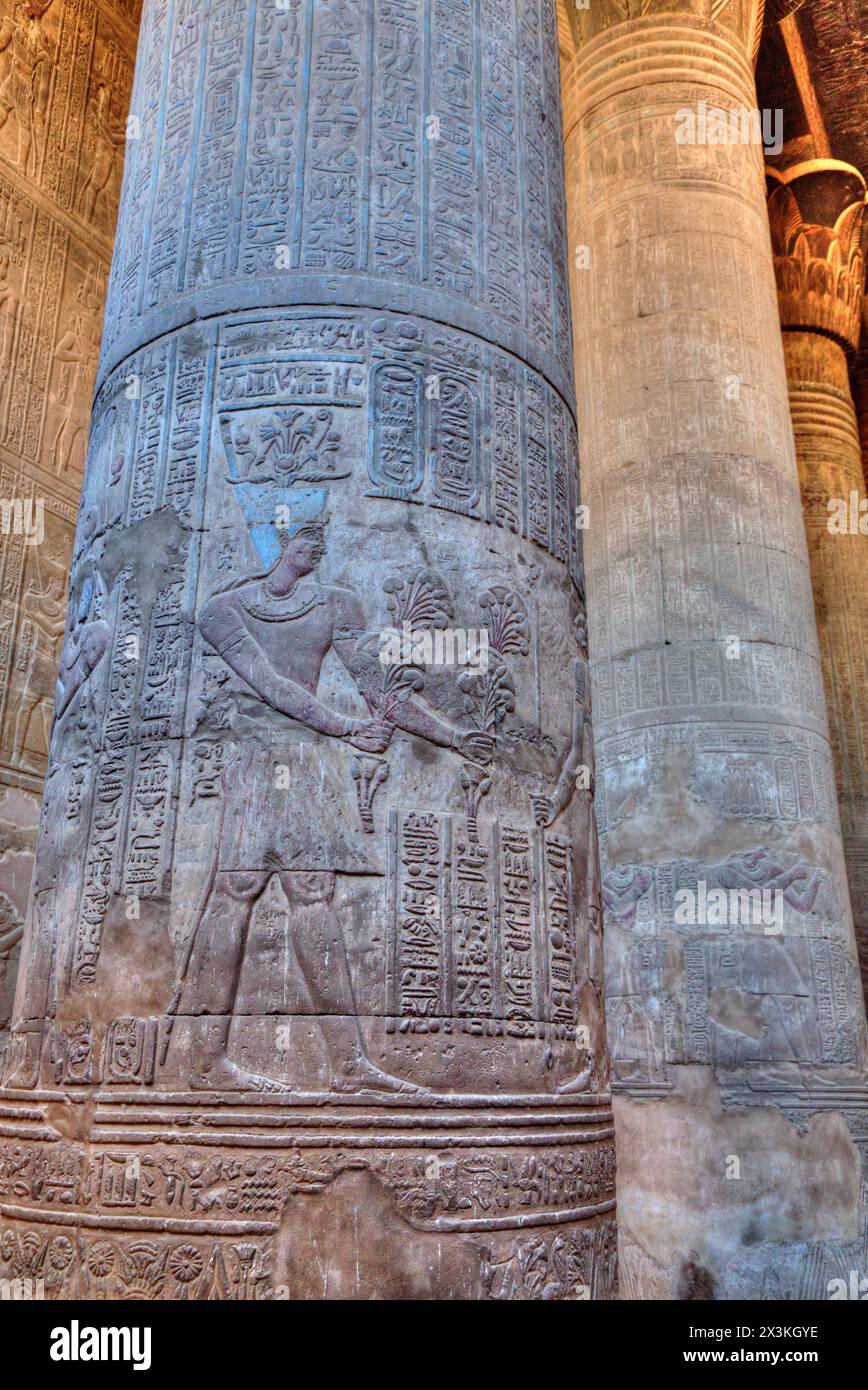 Bas-reliefs, colonnes, salle Hypostyle, Temple de Khnum, Esna, Égypte Banque D'Images