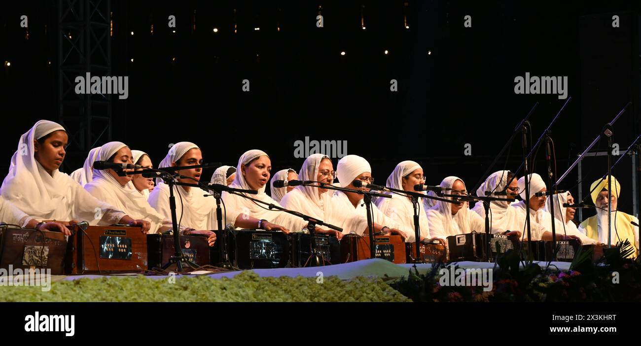 New Delhi, Inde. 27 avril 2024. NEW DELHI, INDE - AVRIL 27 : femmes sikhes Kirtan - Groupe femmes satsang Sabha Delhi pendant le Delhi Fateh Diwas, (Delhi Victory Day) commémorant le 400e anniversaire de naissance de Mata Gujri Ji, organisé par le Delhi Sikh Gurdwara Management Committee (DSGMC). Au Fort Rouge, le 27 avril 2024 à New Delhi, Inde. (Photo de Sonu Mehta/Hindustan Times/Sipa USA ) crédit : Sipa USA/Alamy Live News Banque D'Images