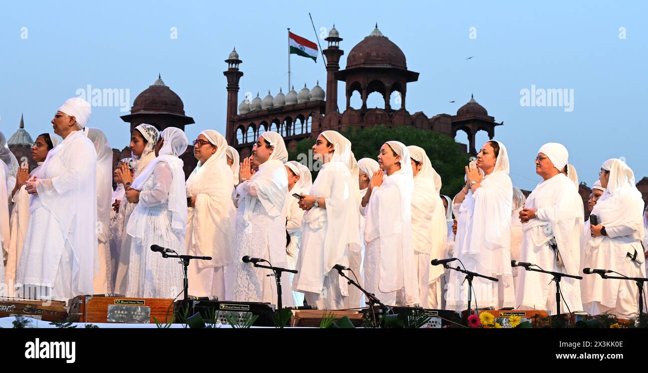 New Delhi, Inde. 27 avril 2024. NEW DELHI, INDE - AVRIL 27 : femmes sikhes Kirtan - Groupe femmes satsang Sabha Delhi pendant le Delhi Fateh Diwas, (Delhi Victory Day) commémorant le 400e anniversaire de naissance de Mata Gujri Ji, organisé par le Delhi Sikh Gurdwara Management Committee (DSGMC). Au Fort Rouge, le 27 avril 2024 à New Delhi, Inde. (Photo de Sonu Mehta/Hindustan Times/Sipa USA ) crédit : Sipa USA/Alamy Live News Banque D'Images