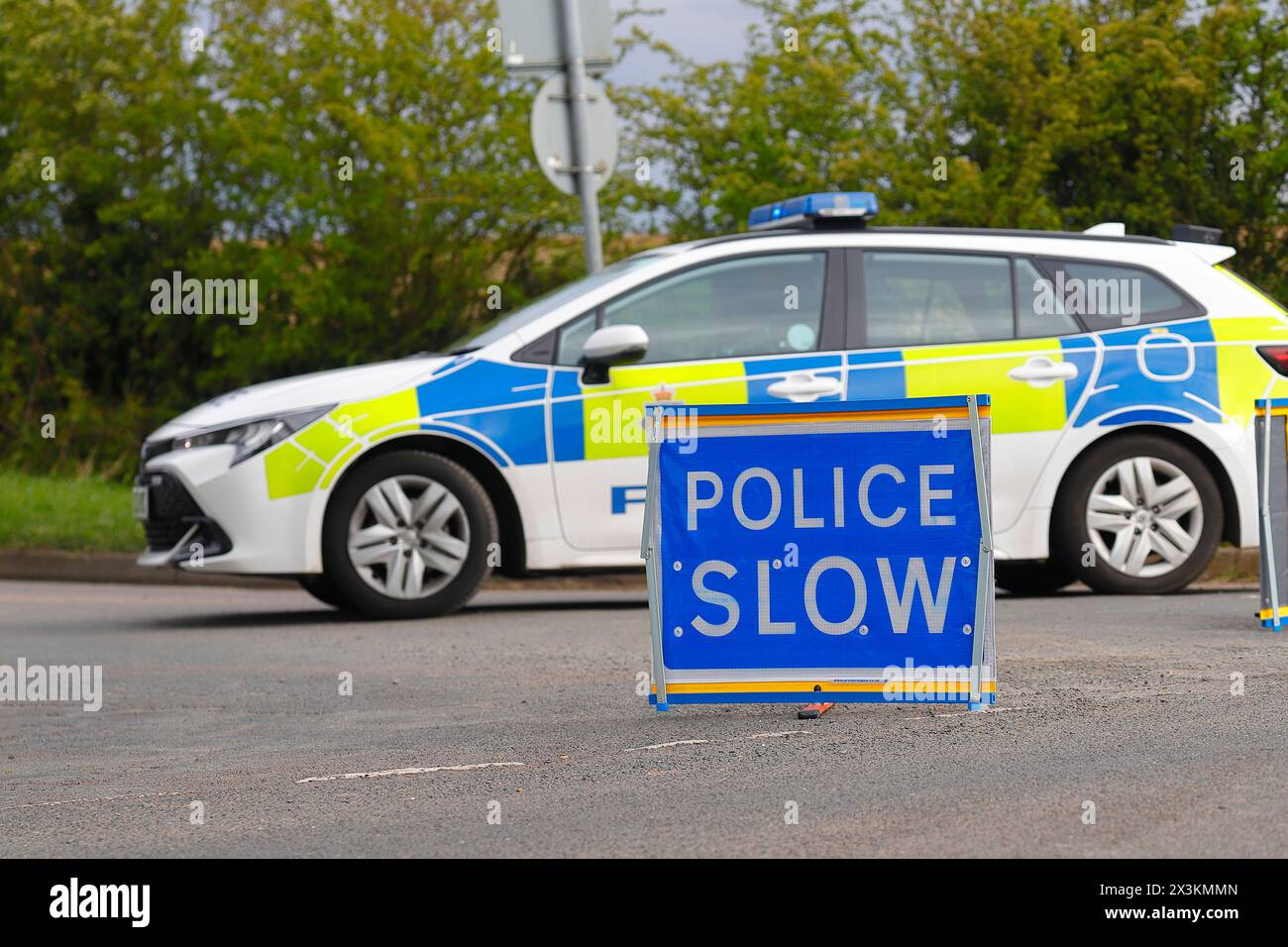 Voiture de police utilisée comme un barrage routier à un incident à Swillington, Leeds, West Yorkshire, Royaume-Uni Banque D'Images