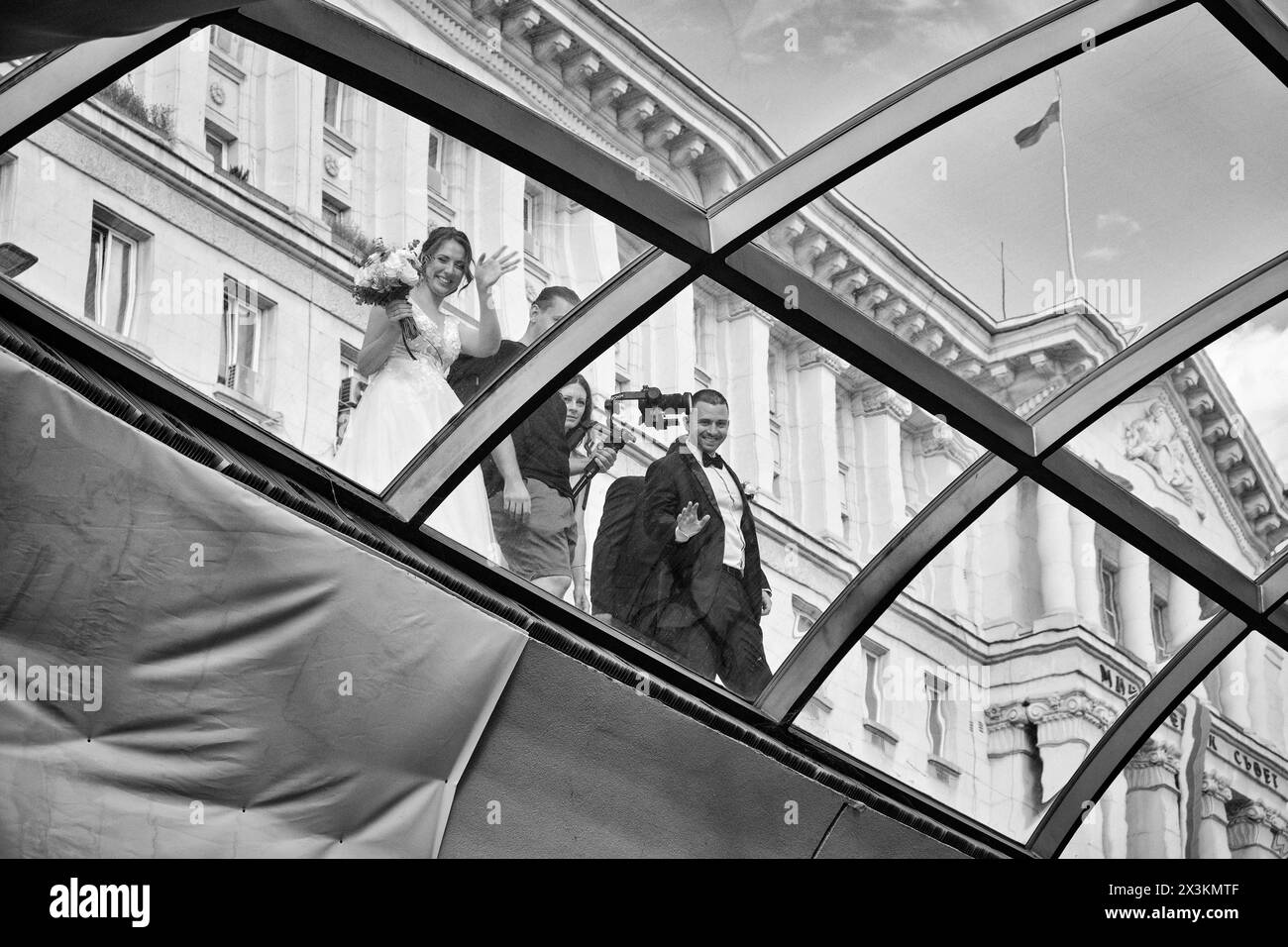 Bulgarie, Sofia ; 22 septembre 2023, jeunes mariés bulgares sur une place centrale de la ville - ÉDITORIAL Banque D'Images