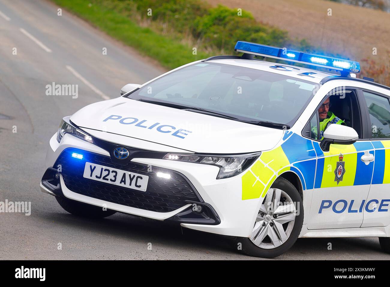 Un véhicule de police hybride utilisé comme barrage routier lors d'un incident à Swillington, West Yorkshire, Royaume-Uni Banque D'Images
