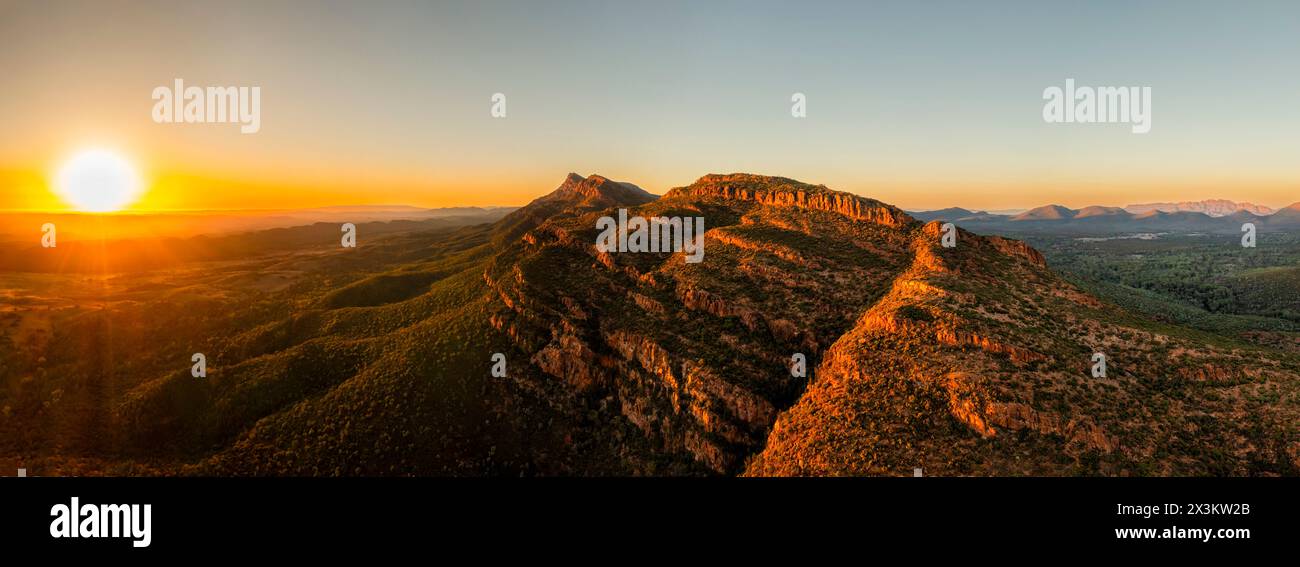 Paysage aérien pittoresque de la chaîne rocheuse de Wilpena Pound et de ses sommets au coucher du soleil dans les chaînes des Flinders Ranges en Australie. Banque D'Images