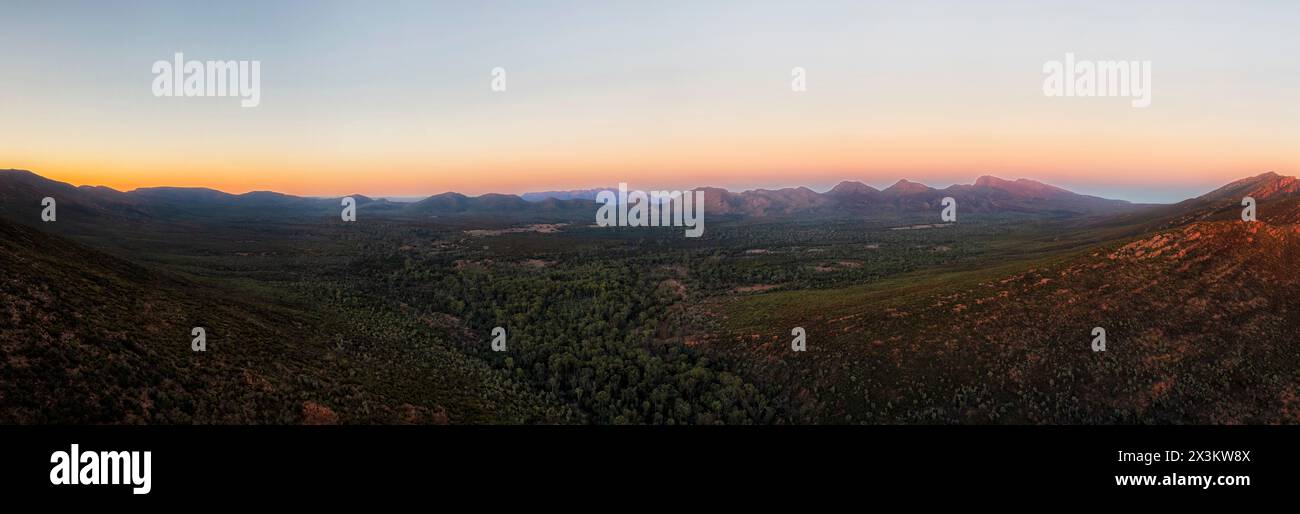 Panorama aérien moyen court de l'intérieur de Wilpena Pound dans les Flinders Ranges au lever du soleil. Banque D'Images