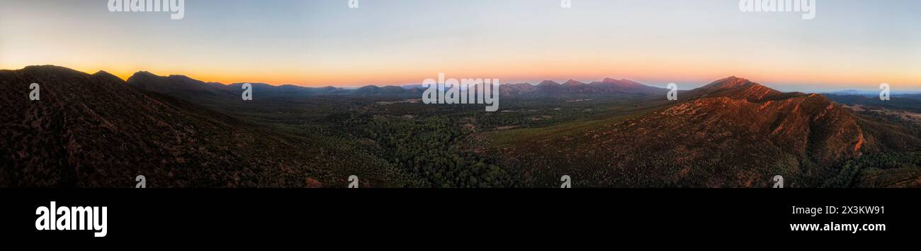 Panorama aérien ultra large de l'intérieur de Wilpena Pound dans les Flinders Ranges au lever du soleil. Banque D'Images