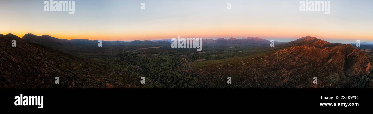 Court panorama aérien spectaculaire de l'intérieur de Wilpena Pound dans les Flinders Ranges au lever du soleil. Banque D'Images