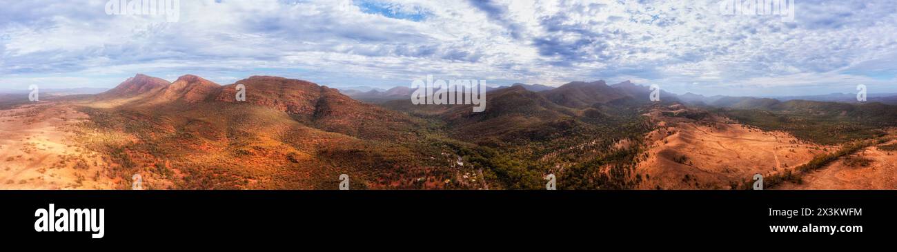 Wilpena composez l'écart dans les Flinders Ranges d'Australie méridionale - panorama aérien. Banque D'Images