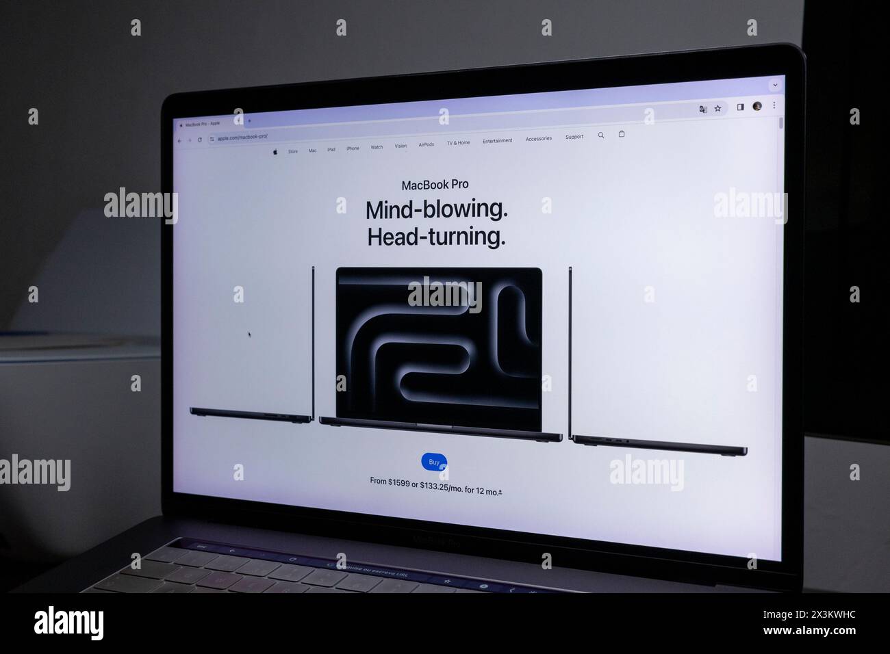Açores, Portugal - 29.03.2024 : site Web du nouveau Apple MacBook Pro avec puce M3 (2023) vu dans l'écran MacBook Pro. Banque D'Images