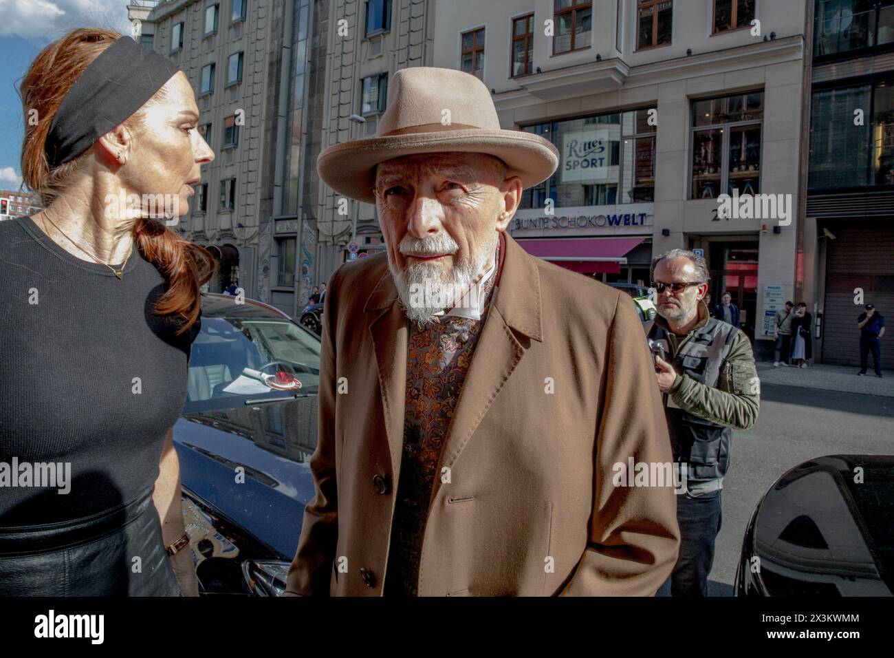 L'ancien chancelier allemand Gerhard Schroeder a fêté son 80e anniversaire le 27 avril 2024 au restaurant Borchardt à Berlin. Schroeder, figure centrale de la politique allemande des années 1990 au début des années 2000, a été le leader du pays dans un gouvernement de coalition avec les Verts de 1998 à 2005. Un nombre notable d'invités ont assisté à la célébration, notamment Sigmar Gabriel, ancien ministre fédéral des Affaires étrangères, Gregor Gysi, membre du Bundestag allemand, et Otto Schily, ancien ministre de l'intérieur. Les autres participants distingués étaient Matthias Miersch, également membre de la BU Banque D'Images