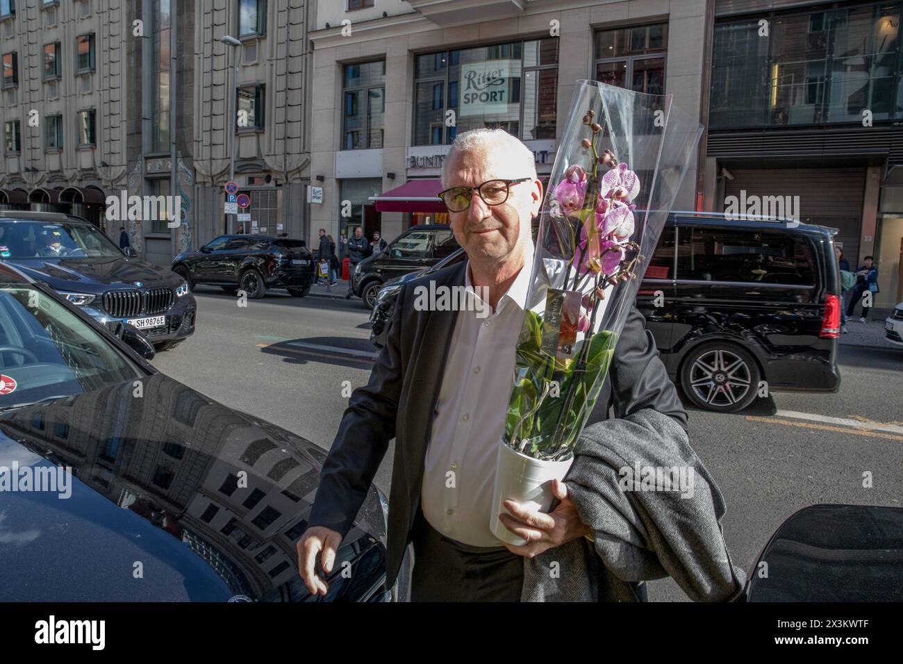 L'ancien chancelier allemand Gerhard Schroeder a fêté son 80e anniversaire le 27 avril 2024 au restaurant Borchardt à Berlin. Schroeder, figure centrale de la politique allemande des années 1990 au début des années 2000, a été le leader du pays dans un gouvernement de coalition avec les Verts de 1998 à 2005. Un nombre notable d'invités ont assisté à la célébration, notamment Sigmar Gabriel, ancien ministre fédéral des Affaires étrangères, Gregor Gysi, membre du Bundestag allemand, et Otto Schily, ancien ministre de l'intérieur. Les autres participants distingués étaient Matthias Miersch, également membre de la BU Banque D'Images