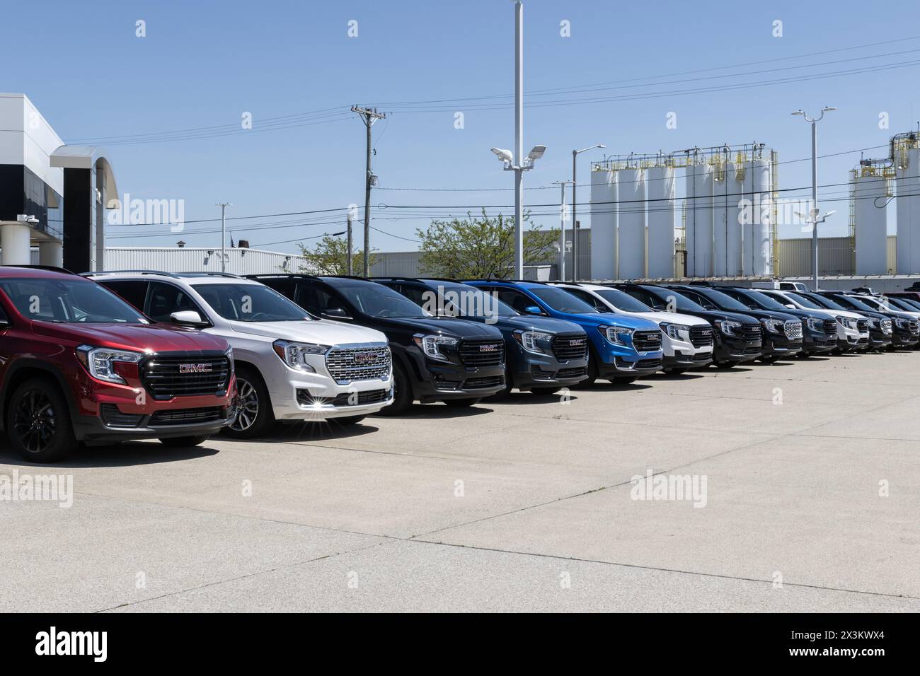 Lafayette - 25 avril 2024 : concessionnaire de VUS et de camionnettes GMC. GMC fabrique le Sierra 1500 Sierra HD, terrain, Yukon, Canyon et EV Hummer. Banque D'Images