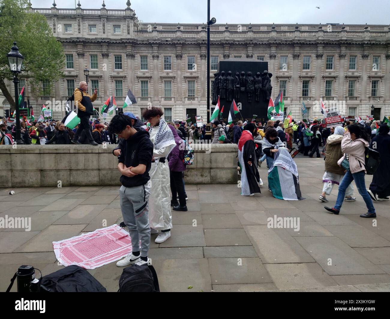 Londres, Royaume-Uni. 27 avril 2024 plusieurs milliers de personnes descendent dans les rues de Londres pour manifester pour un cessez-le-feu et la Palestine libre alors que le conflit entre Israël et le Hamas se poursuit. Cette manifestation a vu une forte présence juive, y compris les groupes voix juive pour la paix et Naamod qui expriment leur solidarité avec la situation difficile palestinienne, ainsi que participer en tant que «ouvertement juif» au mépris d'un récit qui prétend que les Juifs sont en danger lors de ces manifestations. © Simon King/ Alamy Live News Banque D'Images