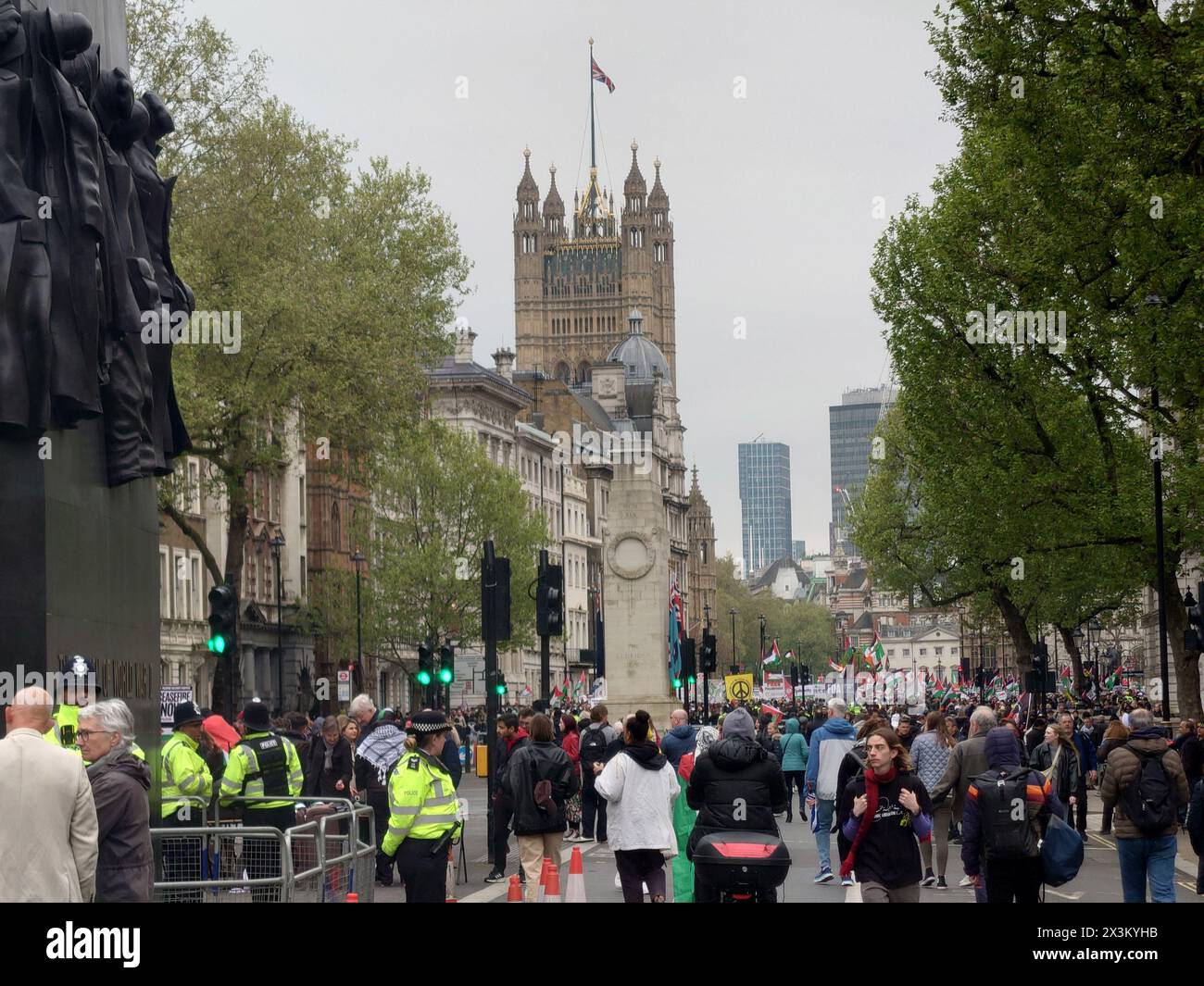 Londres, Royaume-Uni. 27 avril 2024 plusieurs milliers de personnes descendent dans les rues de Londres pour manifester pour un cessez-le-feu et la Palestine libre alors que le conflit entre Israël et le Hamas se poursuit. Cette manifestation a vu une forte présence juive, y compris les groupes voix juive pour la paix et Naamod qui expriment leur solidarité avec la situation difficile palestinienne, ainsi que participer en tant que «ouvertement juif» au mépris d'un récit qui prétend que les Juifs sont en danger lors de ces manifestations. © Simon King/ Alamy Live News Banque D'Images