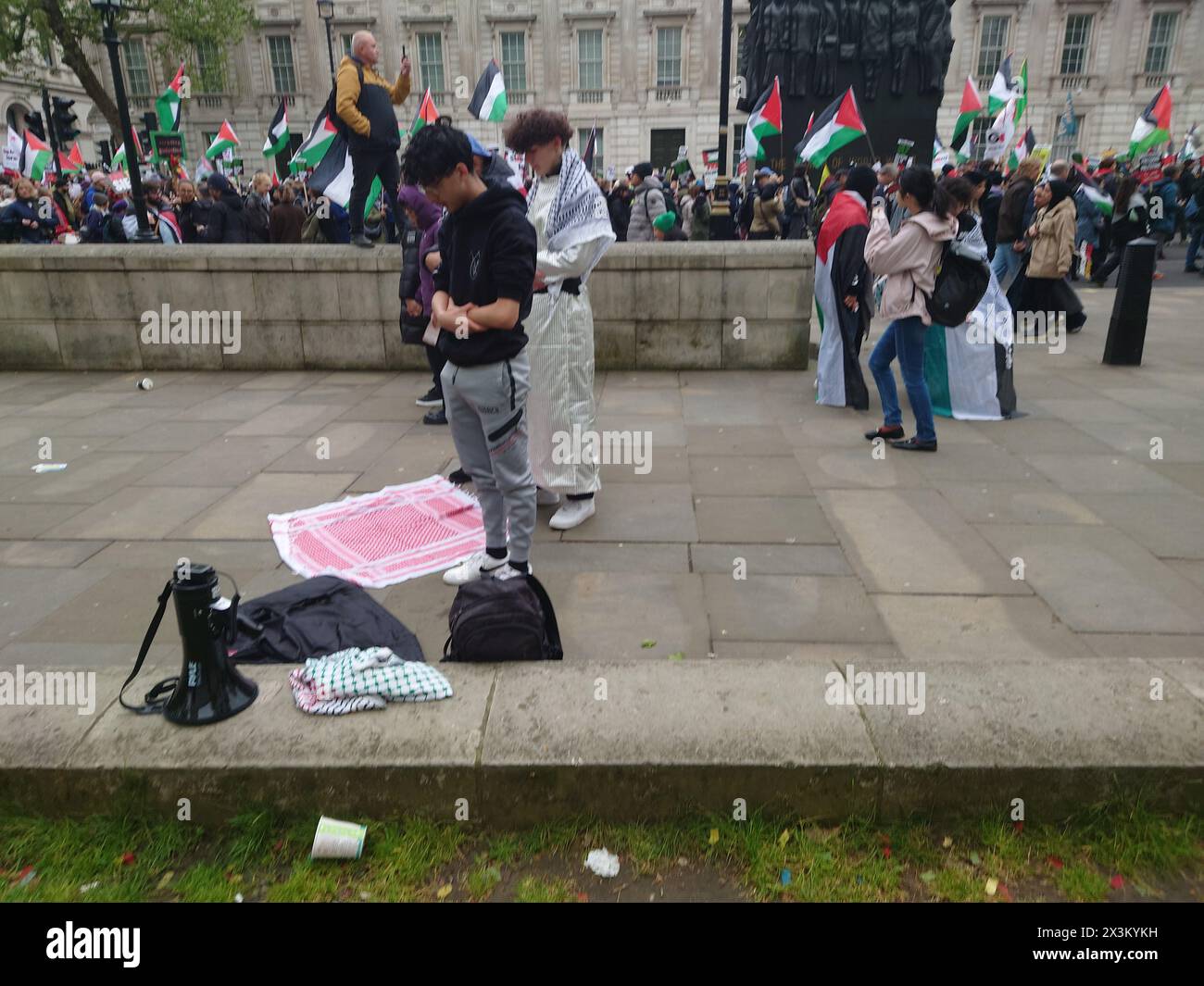 Londres, Royaume-Uni. 27 avril 2024 plusieurs milliers de personnes descendent dans les rues de Londres pour manifester pour un cessez-le-feu et la Palestine libre alors que le conflit entre Israël et le Hamas se poursuit. Cette manifestation a vu une forte présence juive, y compris les groupes voix juive pour la paix et Naamod qui expriment leur solidarité avec la situation difficile palestinienne, ainsi que participer en tant que «ouvertement juif» au mépris d'un récit qui prétend que les Juifs sont en danger lors de ces manifestations. © Simon King/ Alamy Live News Banque D'Images