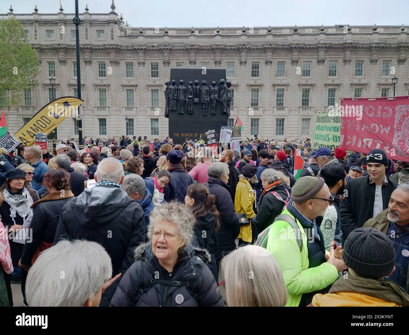 Londres, Royaume-Uni. 27 avril 2024 plusieurs milliers de personnes descendent dans les rues de Londres pour manifester pour un cessez-le-feu et la Palestine libre alors que le conflit entre Israël et le Hamas se poursuit. Cette manifestation a vu une forte présence juive, y compris les groupes voix juive pour la paix et Naamod qui expriment leur solidarité avec la situation difficile palestinienne, ainsi que participer en tant que «ouvertement juif» au mépris d'un récit qui prétend que les Juifs sont en danger lors de ces manifestations. © Simon King/ Alamy Live News Banque D'Images