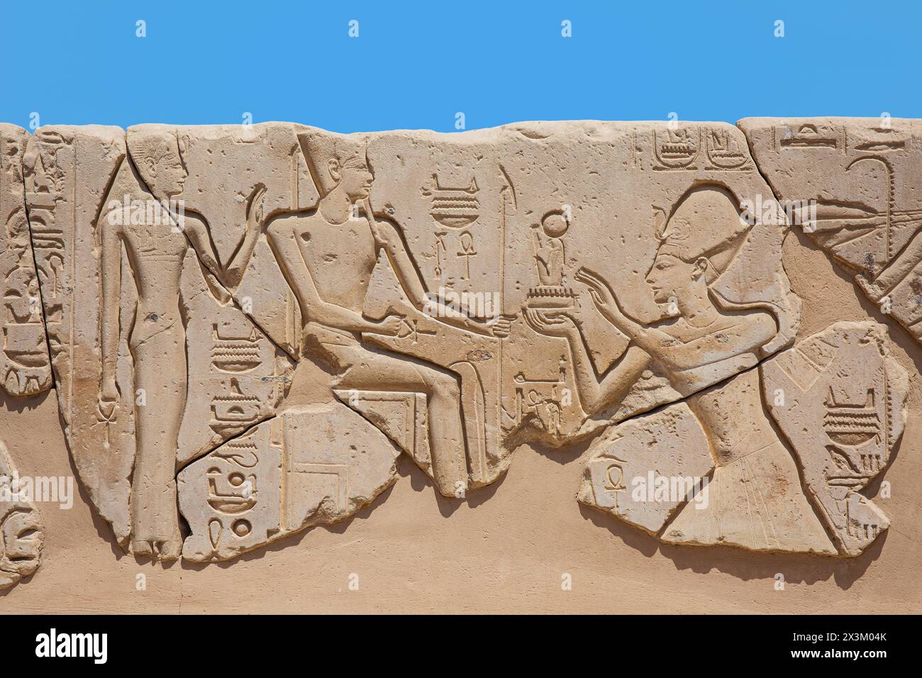 Relief représentant le pharaon égyptien Seti I faisant une offrande au Dieu Amon au temple mortuaire de Seti I sur la Cisjordanie de Louxor, en Égypte Banque D'Images