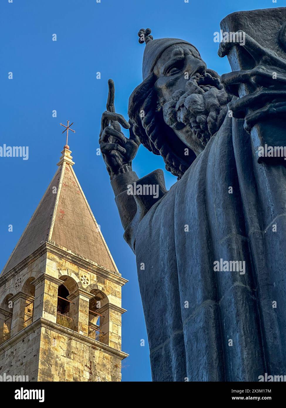 Statue monumentale en bronze de Mgr Grégoire de Nin créée en 1929 par Ivan Mestrovic et le beffroi du monastère de Saint Rainier Benoît Banque D'Images