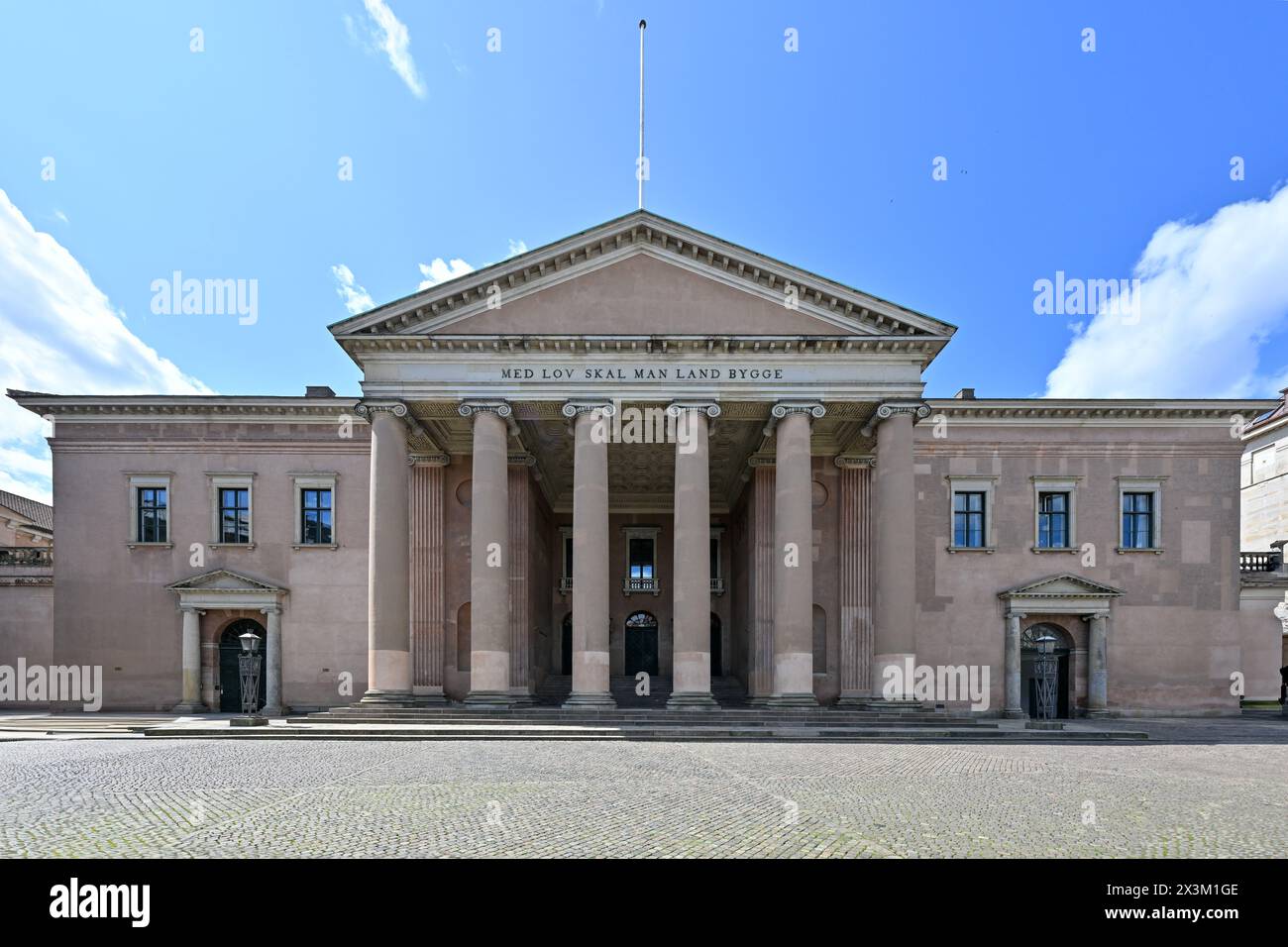 La façade du palais de justice de Copenhague qui est un bâtiment historique situé sur Nytorv à Copenhague, Danemark. Inscription 'avec la loi, vous construirez. Banque D'Images