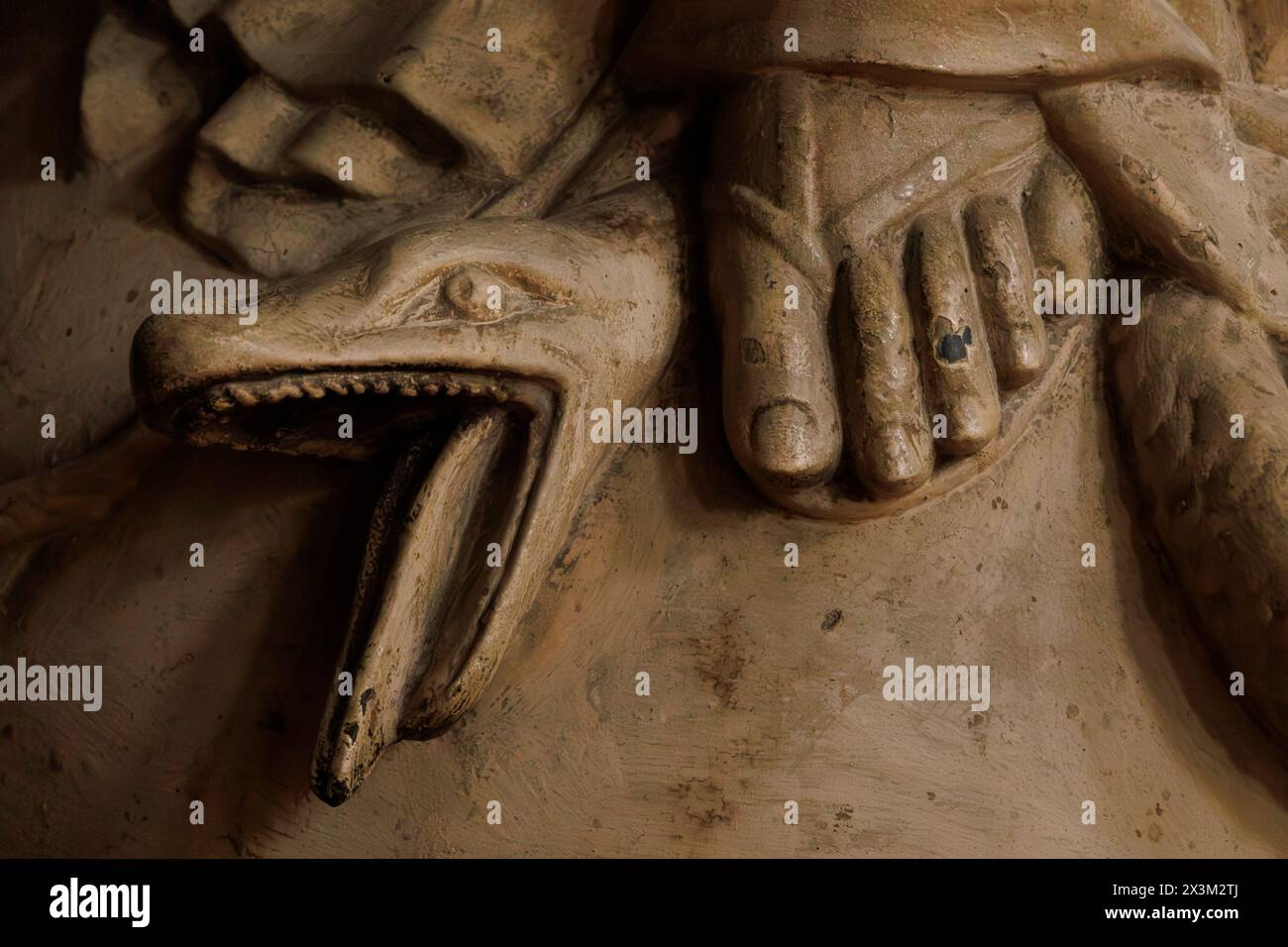 Détail de la statue à l'intérieur du XVIIe siècle Collégiale notre-Dame-des-Anges, Isle-sur-la-Sorgue, Provence, France Banque D'Images