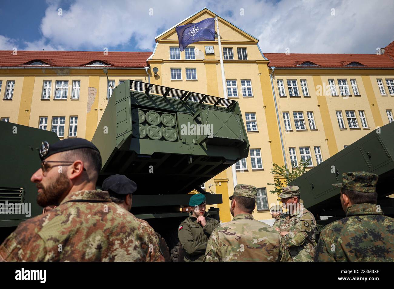 Des officiers de l'armée américaine, de l'armée bulgare, des forces terrestres polonaises et de l'armée italienne conversent à côté d'un système d'armes M142 HIMARS à Torun, en Pologne, le 25 avril 2024, lors du quatrième sommet de l'initiative européenne HIMARS. Pour soutenir l'alliance de l'OTAN, le V corps a mené une série d'initiatives, connues sous le nom d'Initiative européenne Himars (EHI), visant à accroître la capacité et la capacité, à renforcer l'interopérabilité et à compléter les programmes d'assistance en matière de sécurité et de déploiement dans l'ensemble de l'OTAN. (Photo de l'armée américaine par le SPC Devin Klecan) Banque D'Images