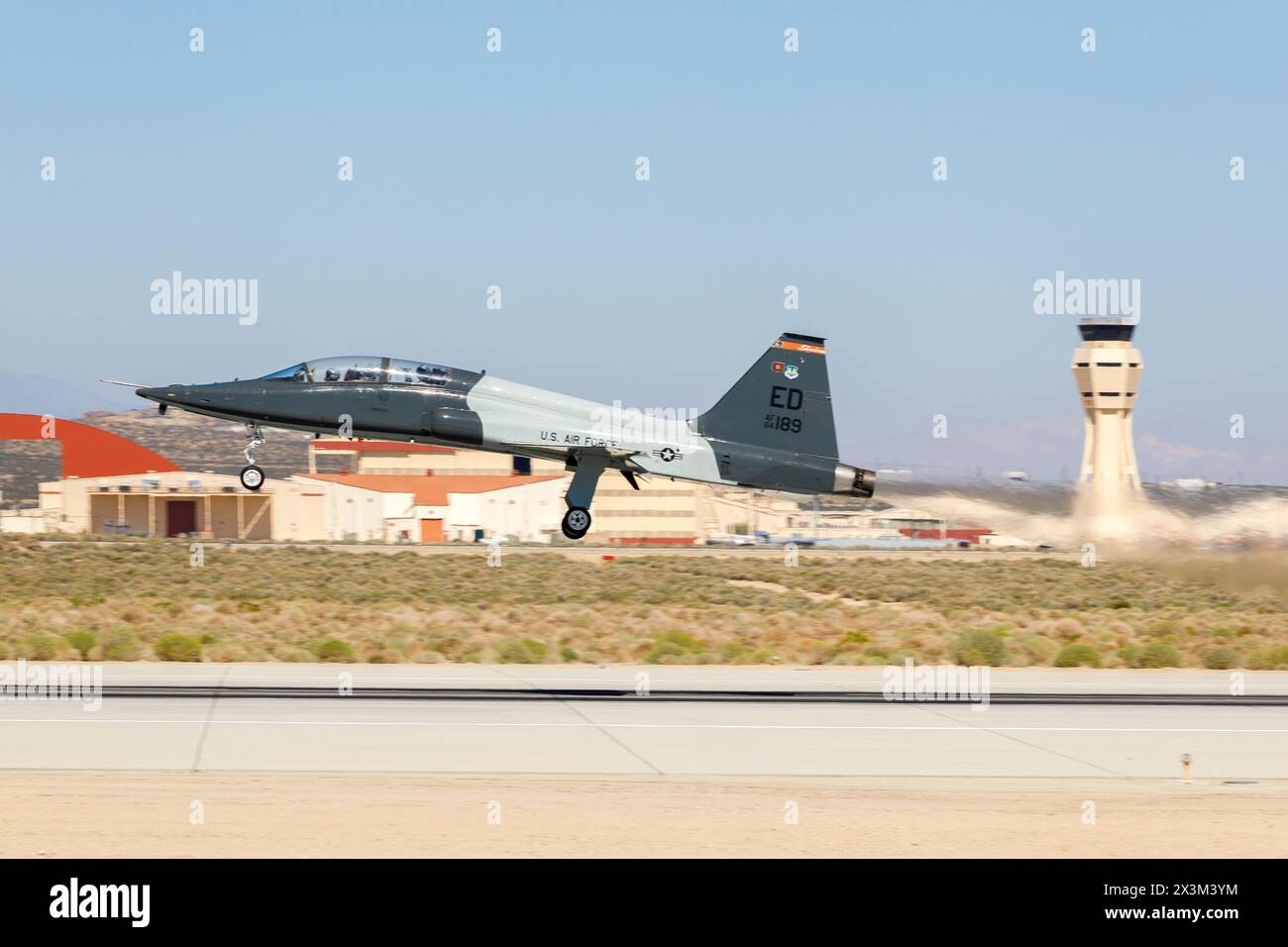 Le photographe aérien Todd Schannuth, avec la 412e escadre d'essai, s'envole à bord du T-38C 64-189 pour une mission de chasse photo le 18 septembre 2023 à la base aérienne d'Edwards, en Californie. Les photographes aériens qui volent « photo Chase » capturent des images fixes et des données vidéo critiques pour l'analyse des essais post-vol par les ingénieurs d'essais en vol de la base aérienne d'Edwards. (Photo de l'armée de l'air par Richard Gonzales) Banque D'Images