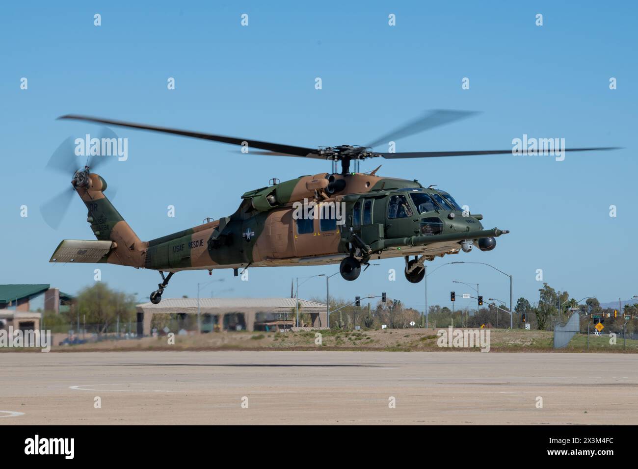 Un hélicoptère HH-60G Pave Hawk, affecté au 943d Rescue Group, plane au-dessus de la ligne de vol à Davis-Monthan Air Force base, Arizona, lors d'une mission d'entraînement de routine le 7 avril 2024. Ce HH-60G a un motif de camouflage bicolore, composé de couleurs vert terne et tan, dans le cadre d'un projet de restauration du patrimoine honorant l'histoire de l'Air Force Rescue pendant la guerre du Vietnam. Le 943d RQG est une unité géographiquement séparée de la 920th Rescue Wing, Patrick Space Force base, en Floride. (Photo de l'US Air Force par Nicole Koreen, aviateur senior) Banque D'Images