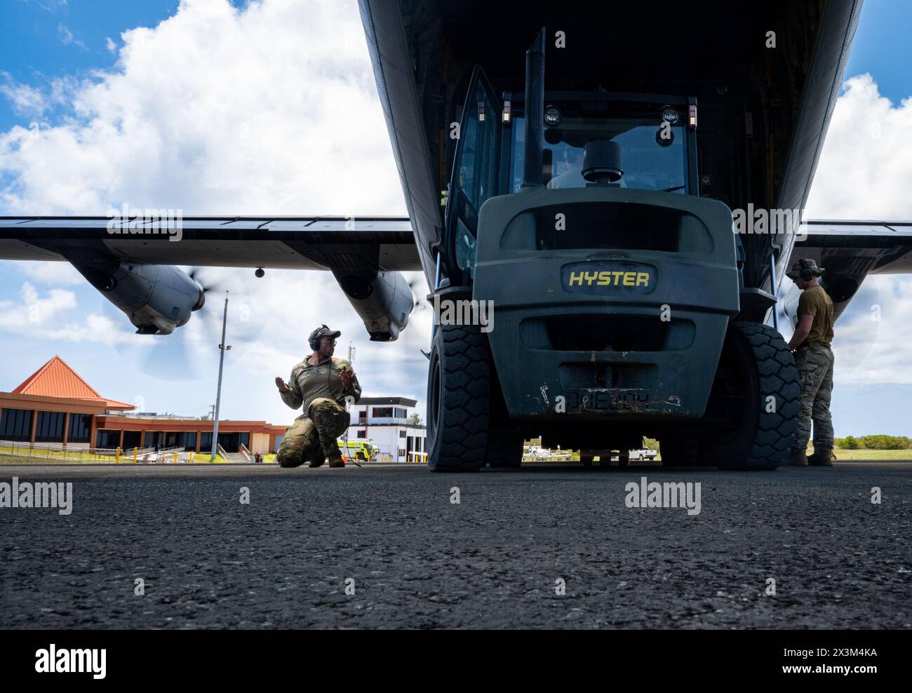 Elijah Palmer (à gauche), un aviateur senior de la U.S. Air Force affecté au 36e escadron de transport aérien de la base aérienne de Yokota, au Japon, dirige la charge de fret sur un C-130 Hercules pendant la phase de regroupement de l'exercice Agile Reaper 24-1 à Tinian Spoke, Îles Mariannes du Nord, le 17 avril 2024. Environ 800 Airmen de l'US Air Force ont volé, entretenu et soutenu 29 avions opérant à cinq endroits désagrégés pendant l'AR 24-1. L’exercice a utilisé des rôles et des processus représentatifs du combat pour cibler délibérément tous les participants en tant qu’auditoire d’entraînement et souligner la capacité de la force à g Banque D'Images